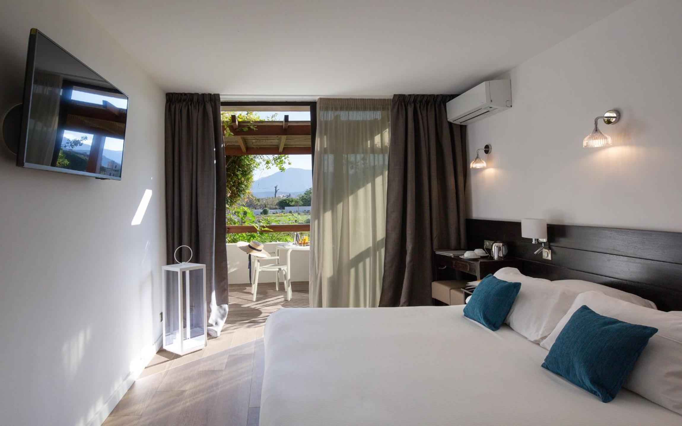 Double Room with Balcony and Partial Sea View photo 3
