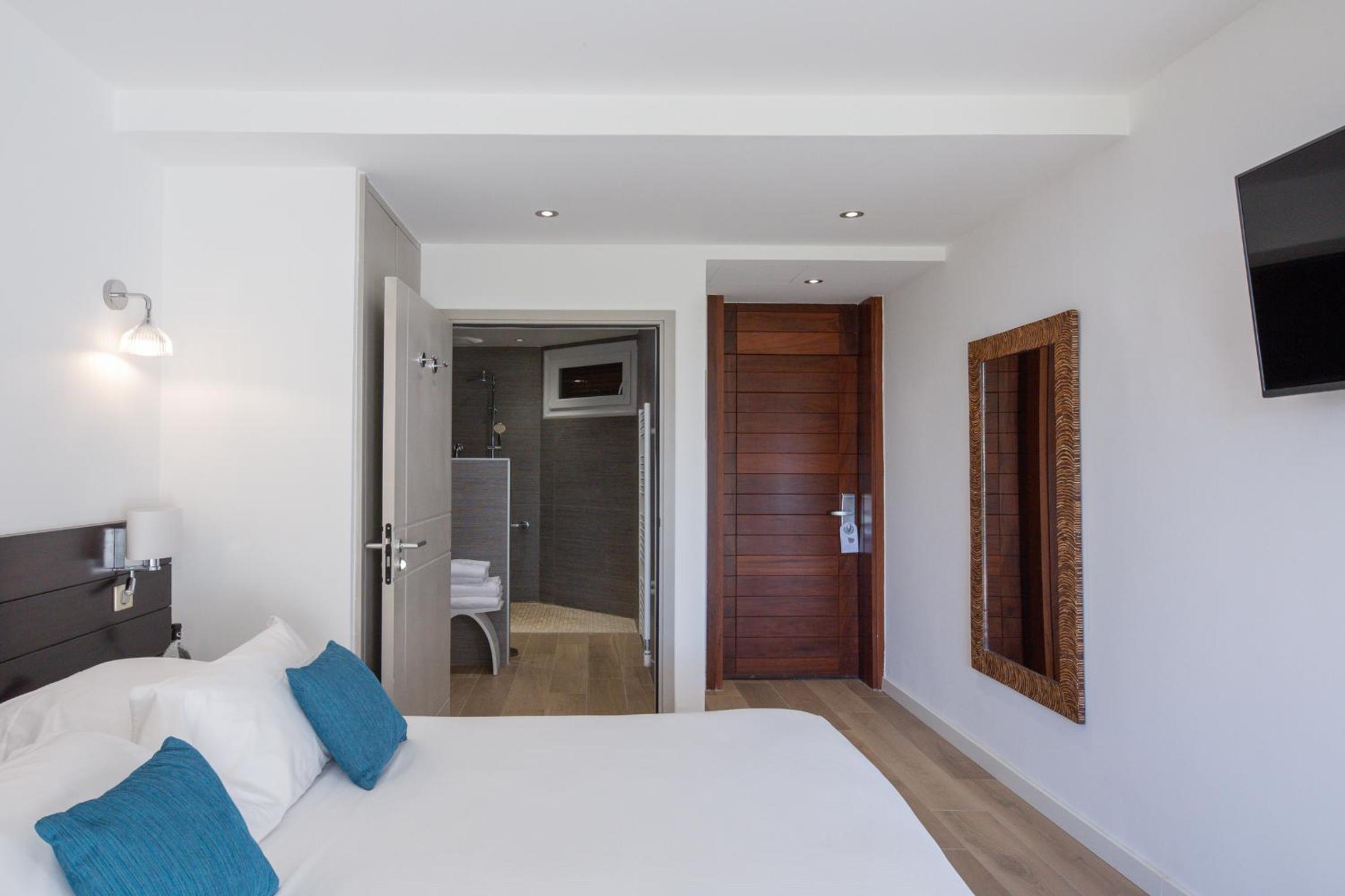 Double Room with Balcony and Partial Sea View photo 2