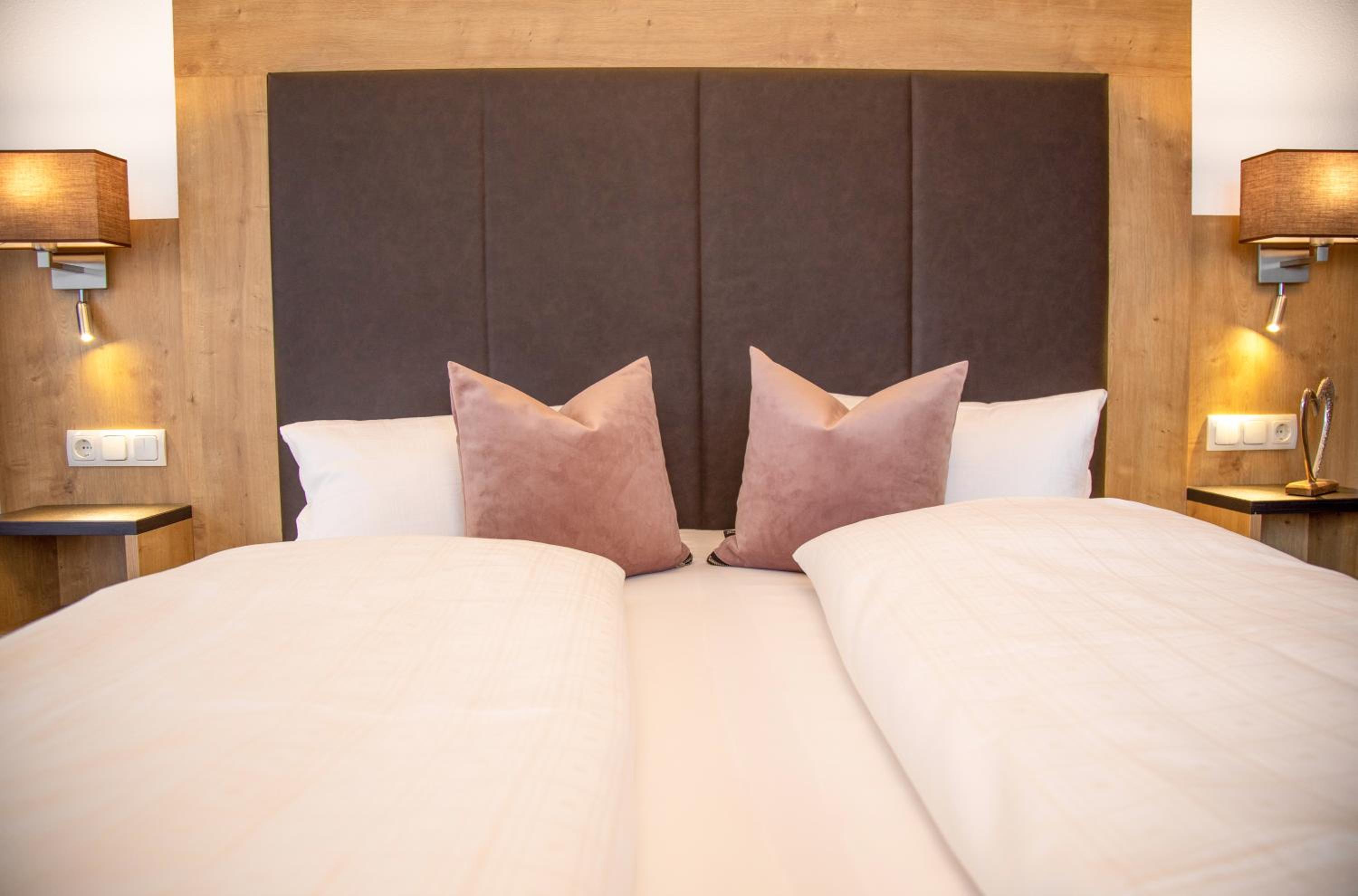 Deluxe Room (2 Adults + 1 Child) photo 1