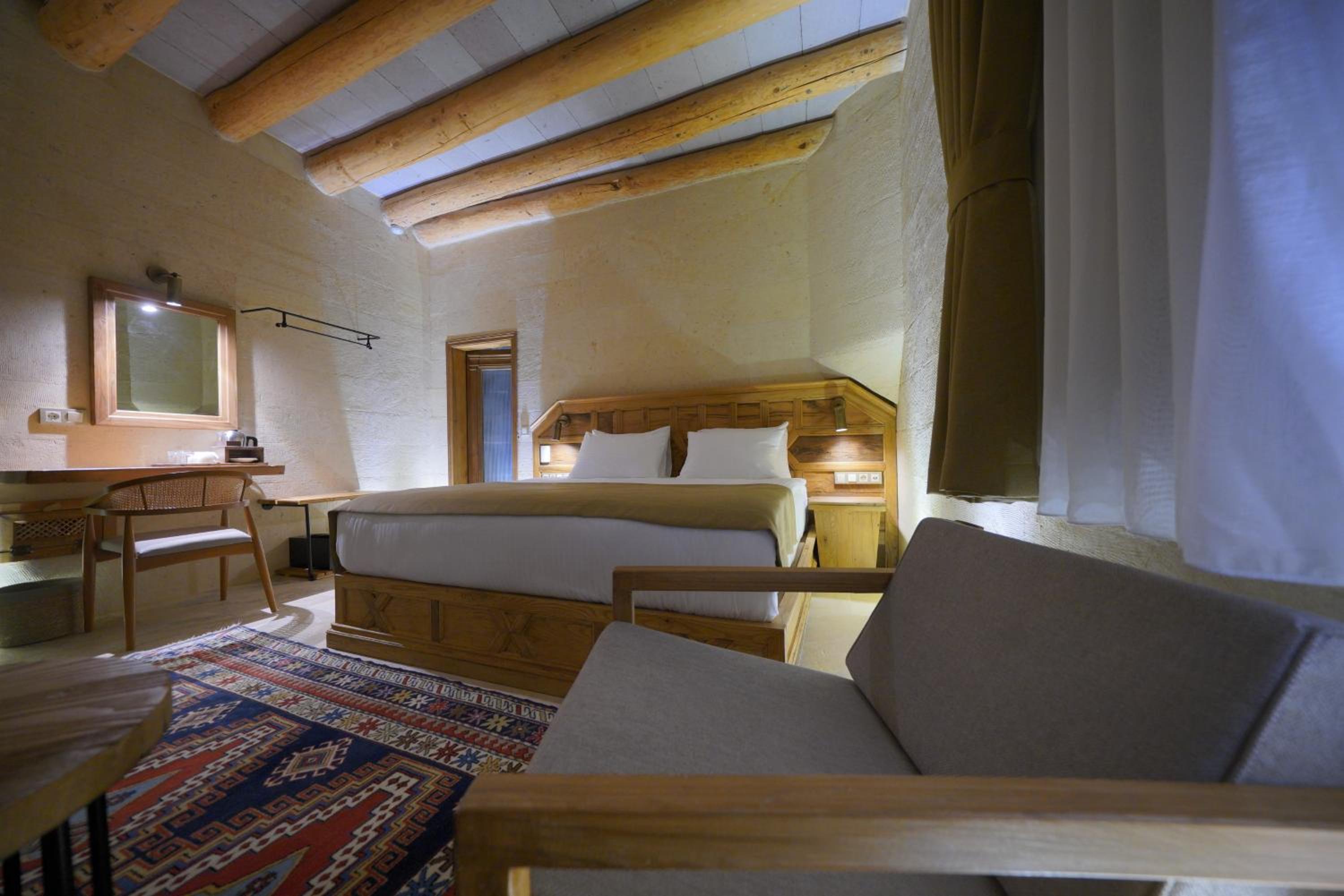 Deluxe Double Room with Bath - Photo 4