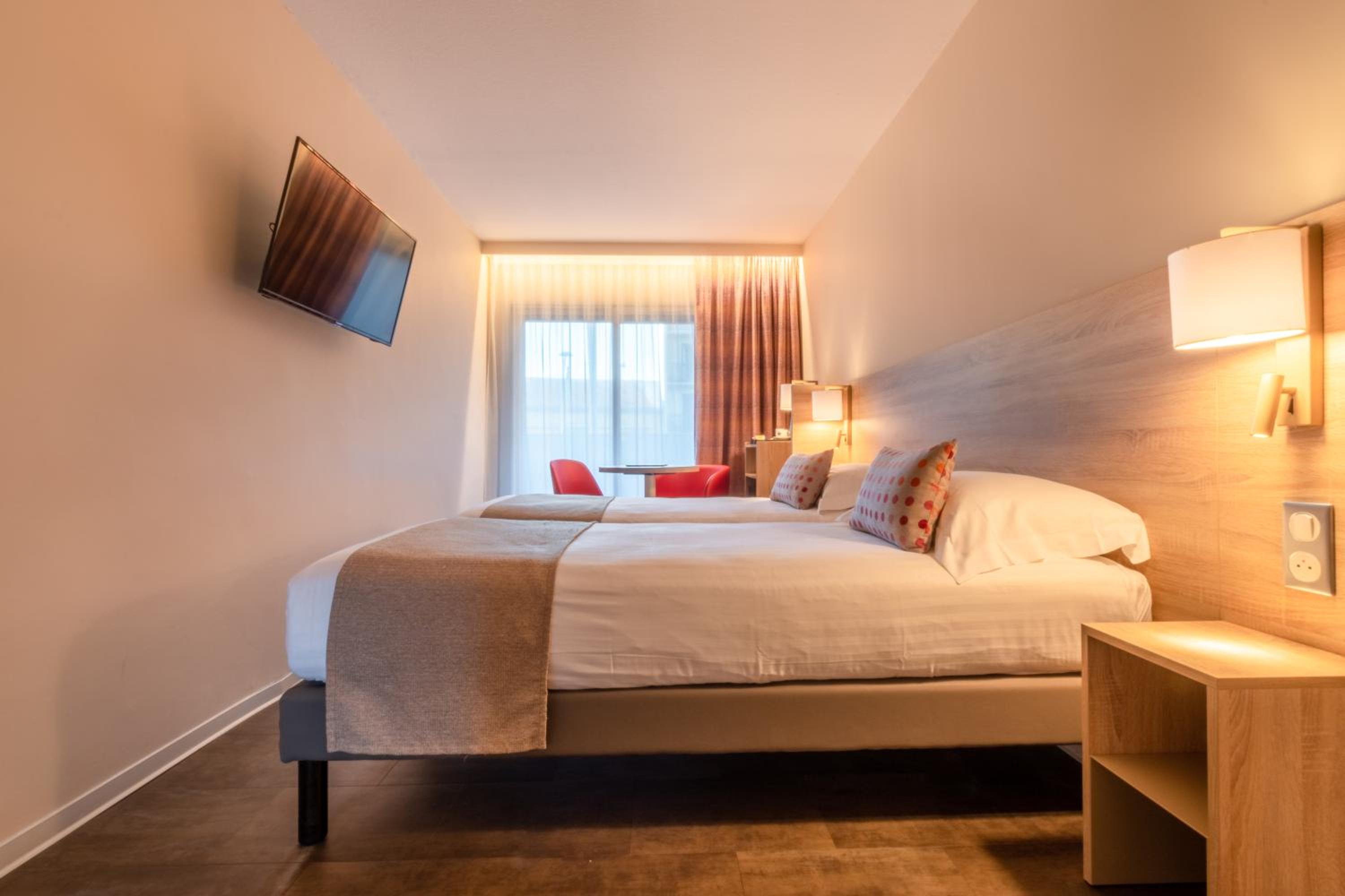 Double Room with Balcony - Photo 3