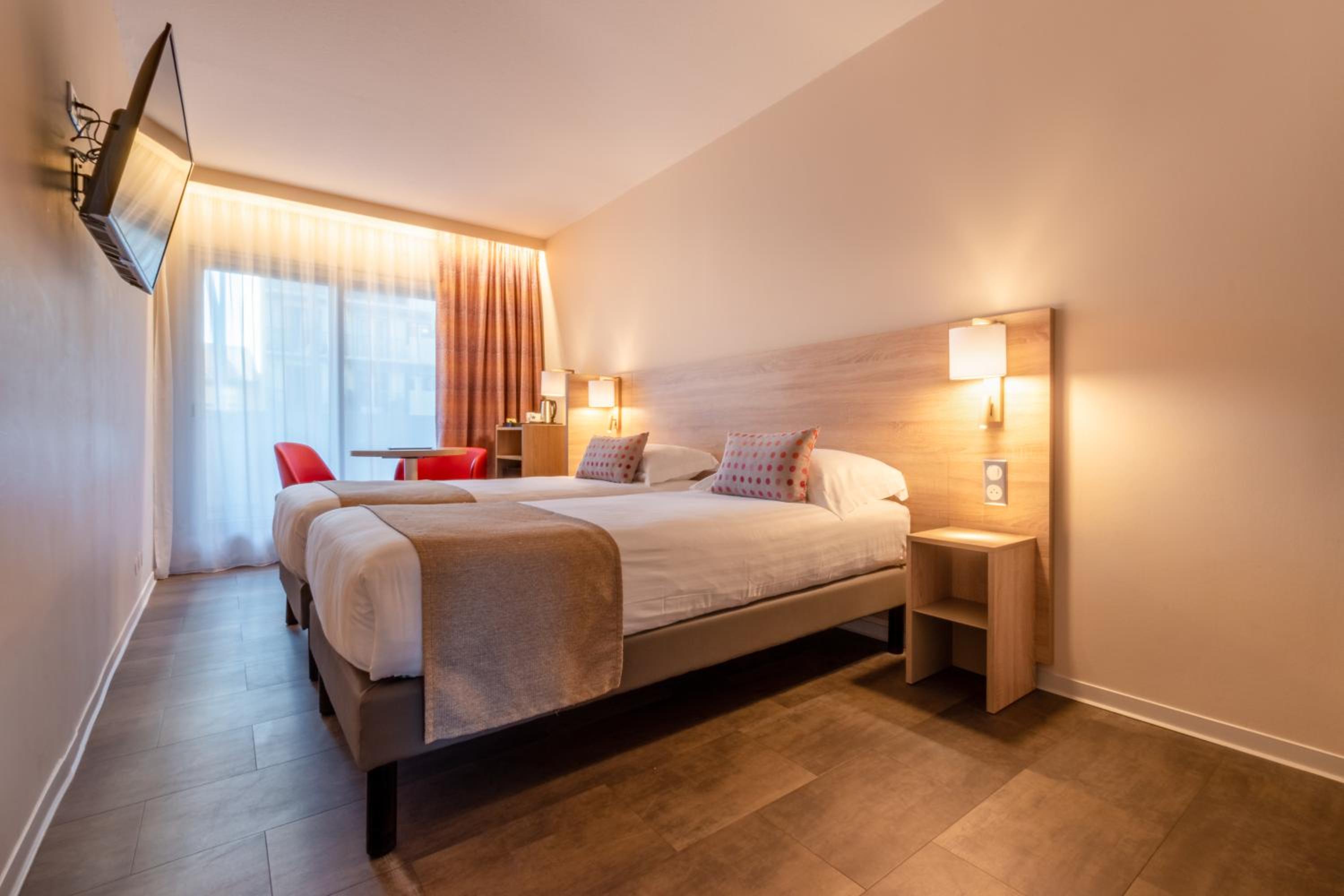 Double Room with Balcony - Photo 2