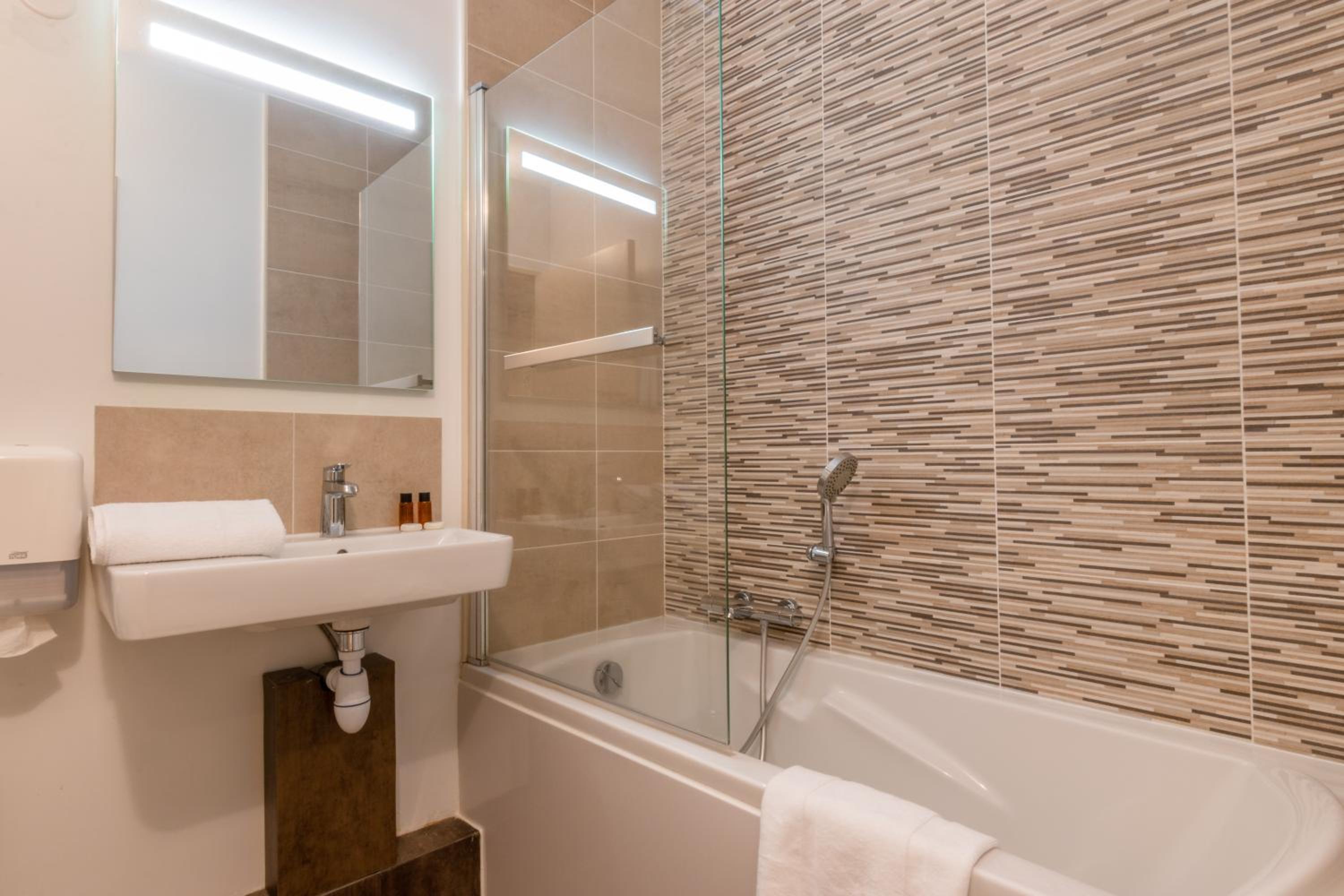Double Room with Balcony - Photo 5