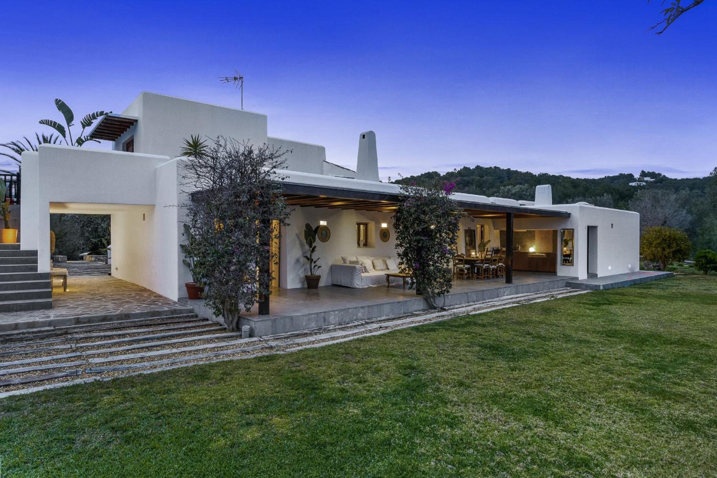 Nine-Bedroom Villa photo 2
