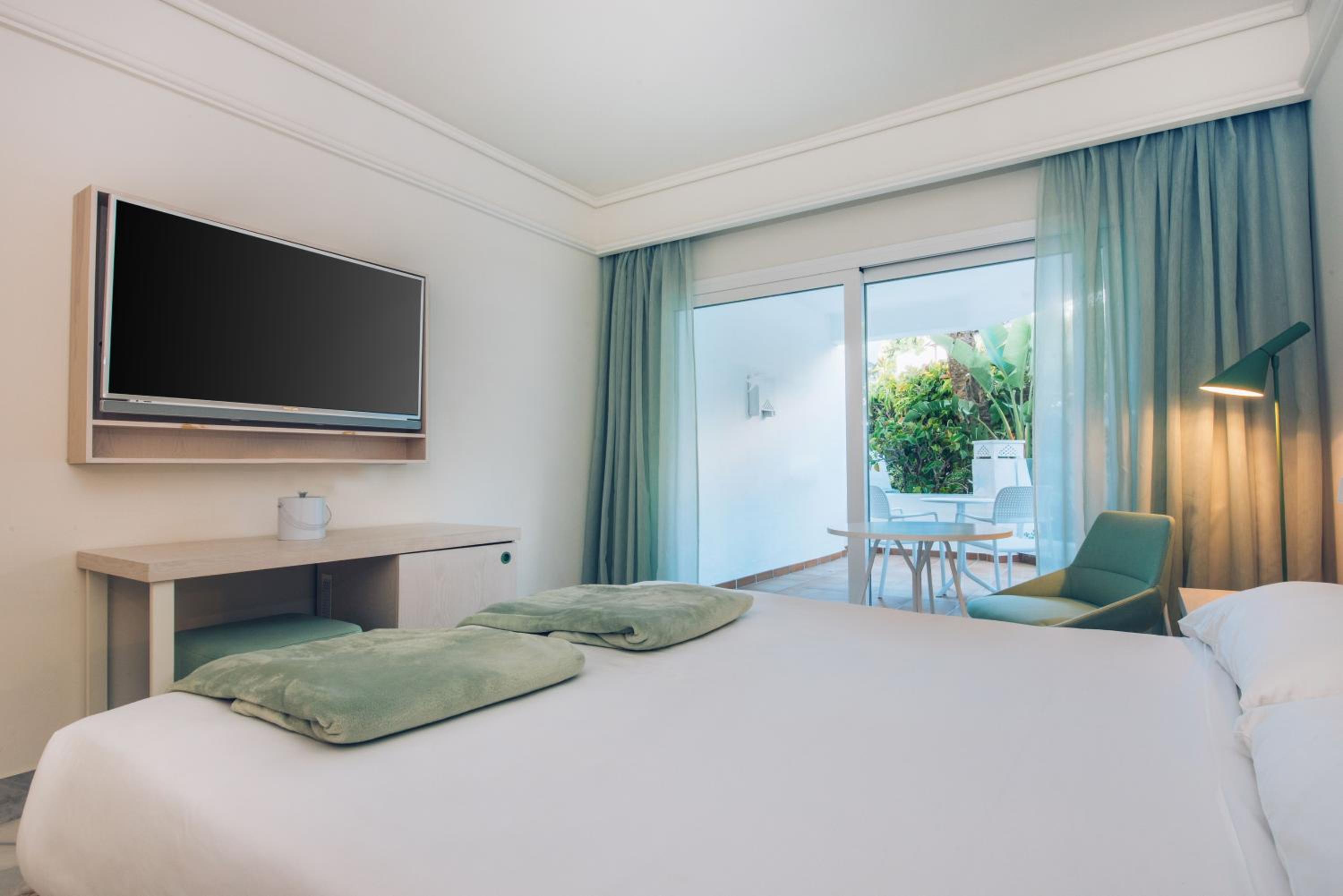 Double Room with Pool View - Photo 2