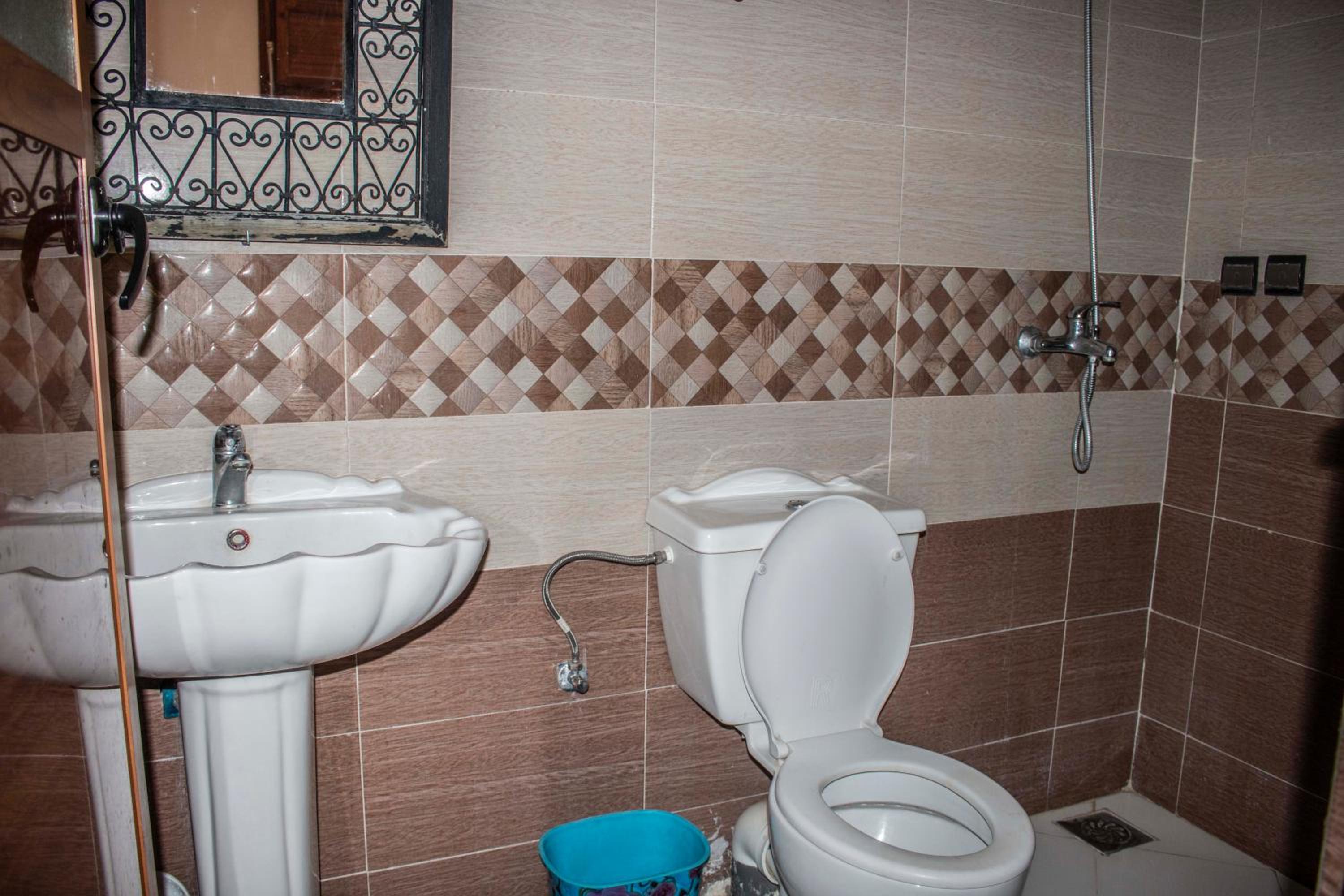 Double Room with Private Bathroom - Photo 10