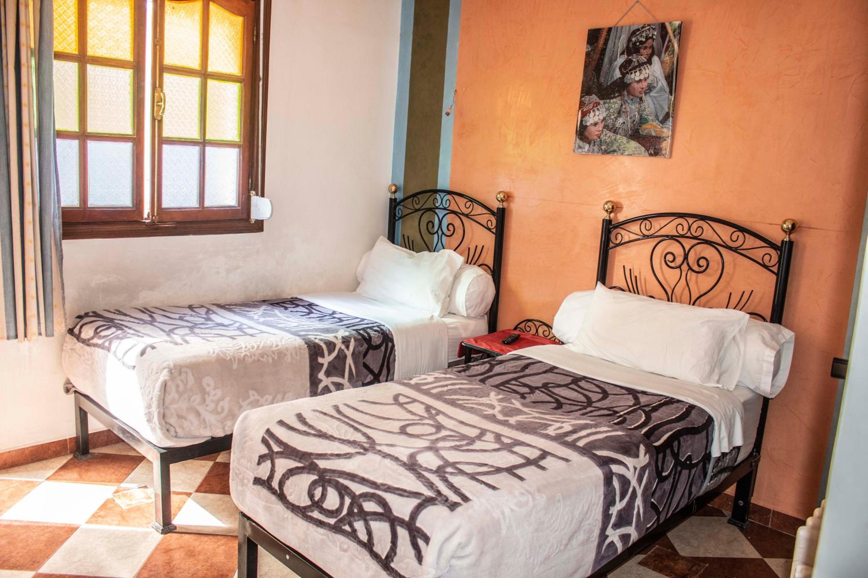 Double Room with Private Bathroom - Photo 18