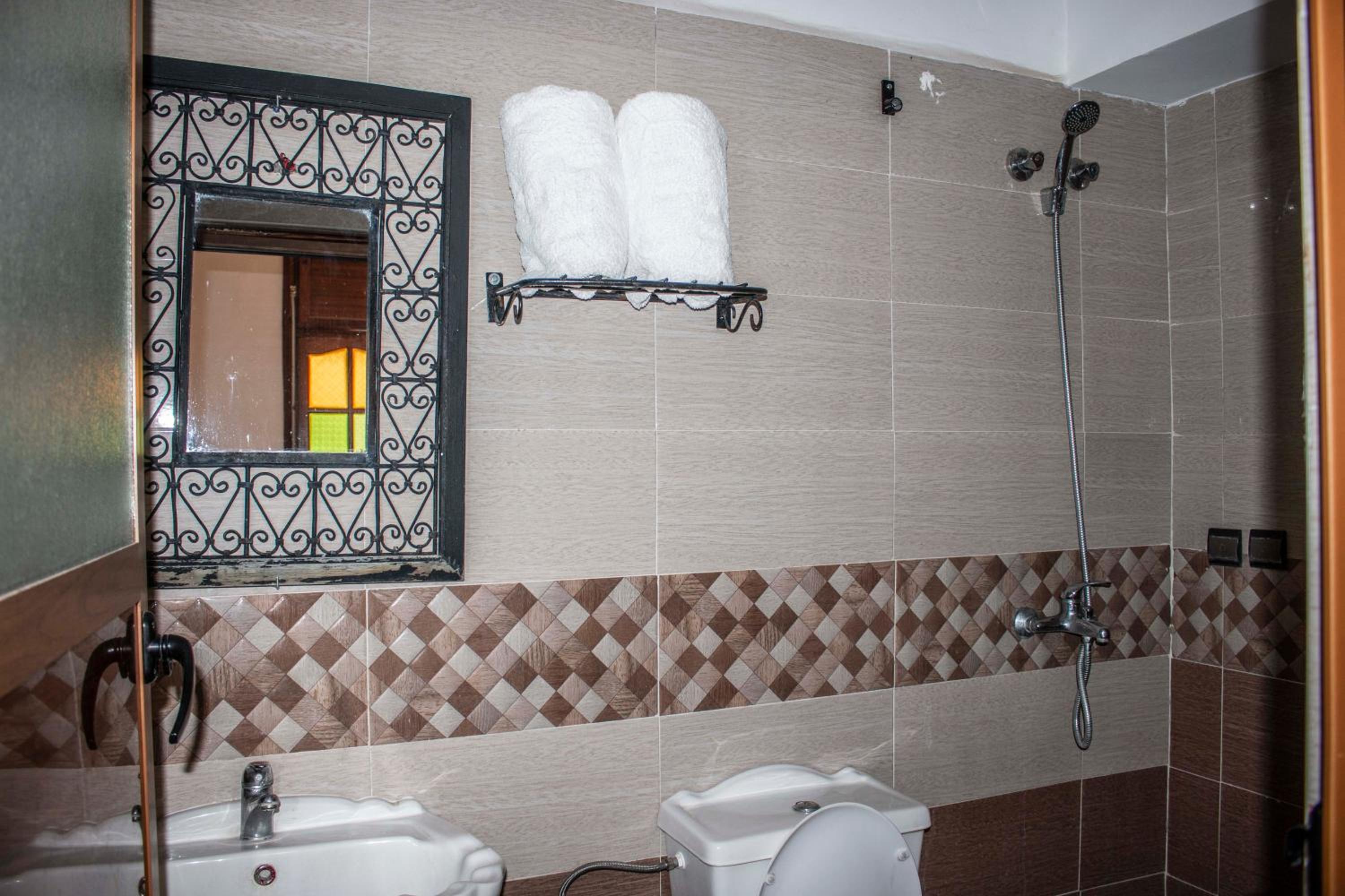 Double Room with Private Bathroom - Photo 9