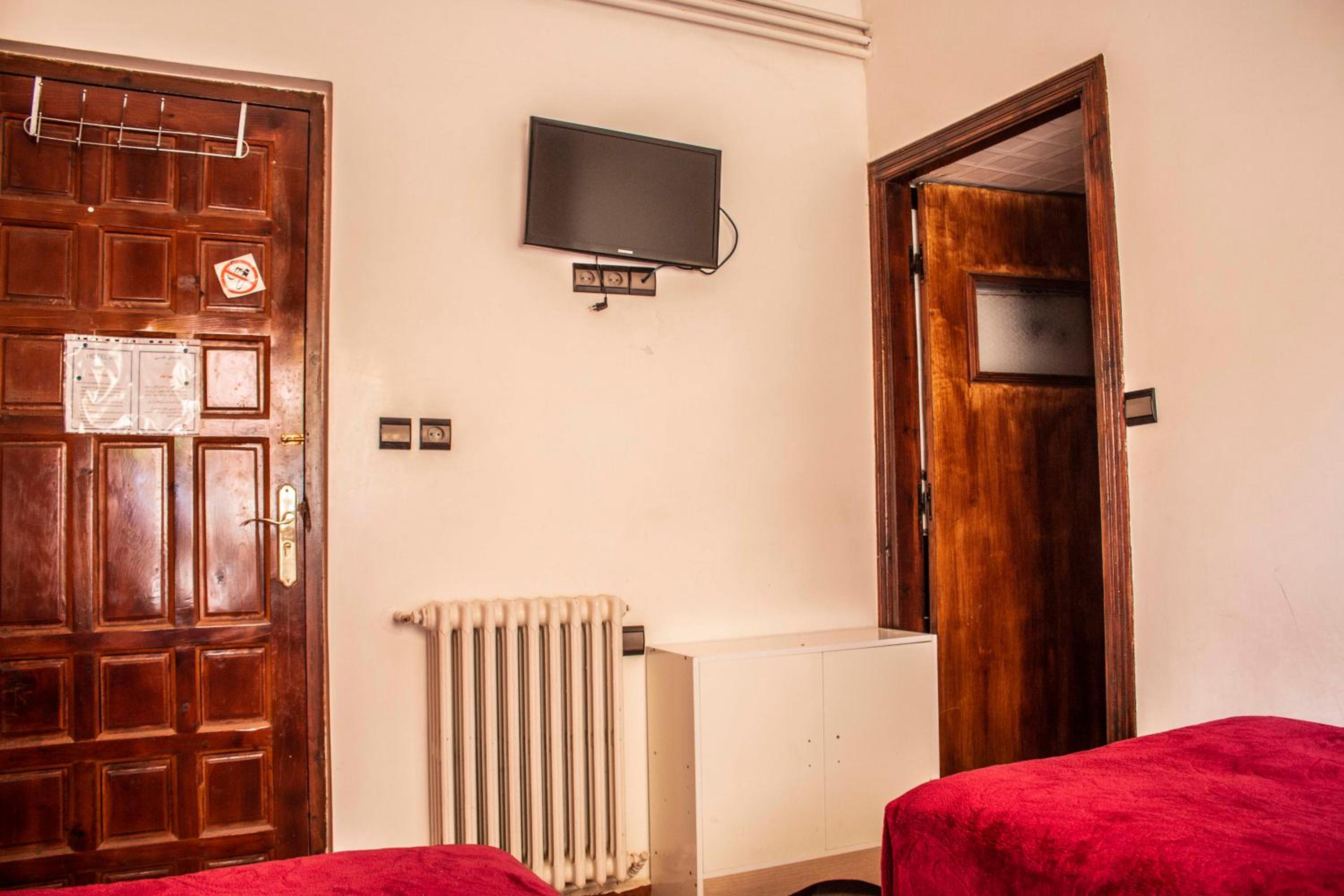 Double Room with Private Bathroom - Photo 2