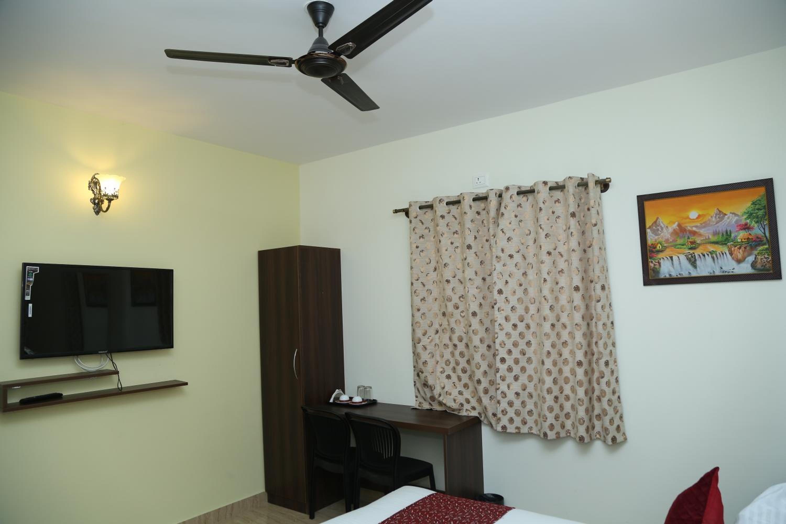 Standard Double Room with Fan - Photo 2
