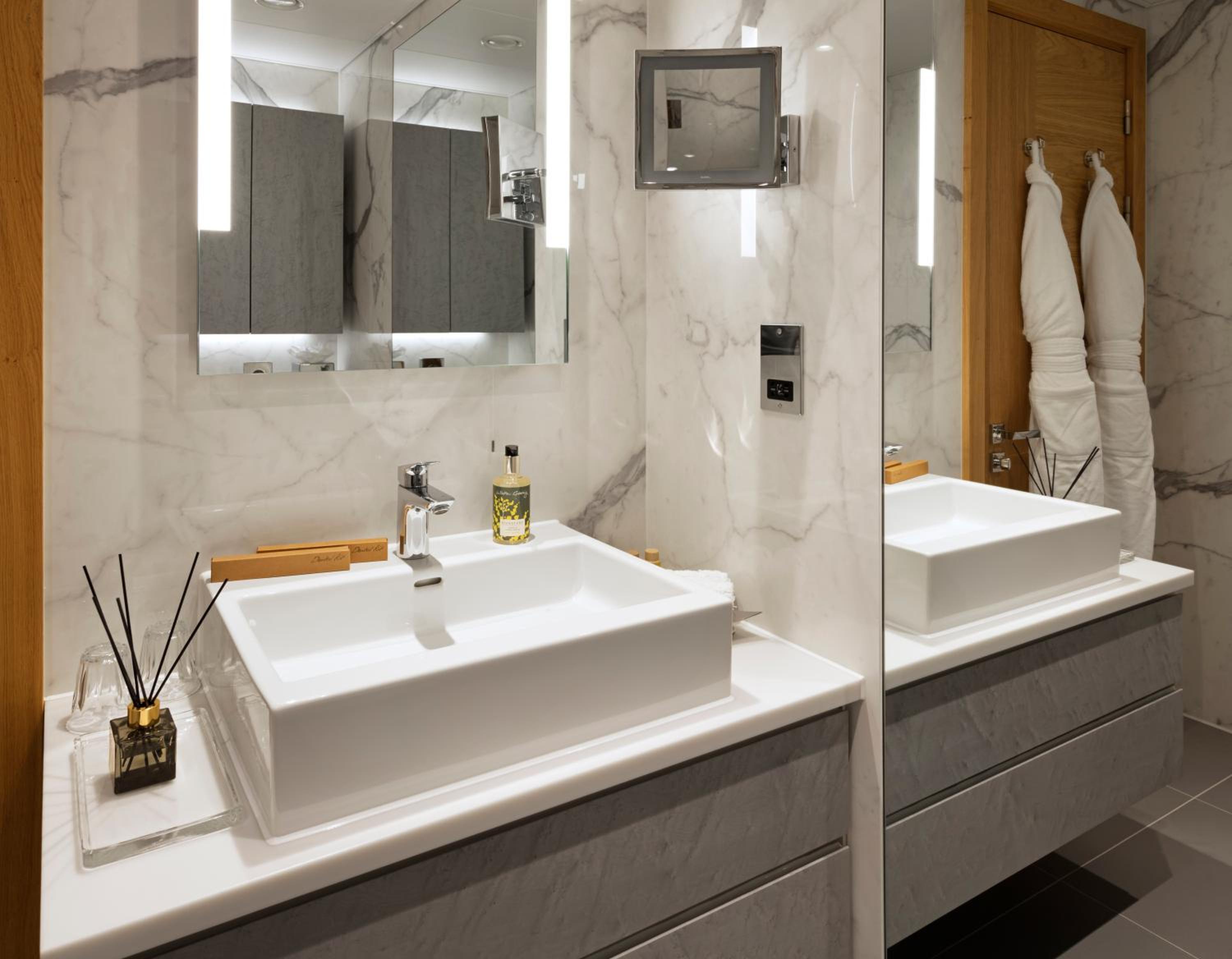 Executive Suite with Kitchen photo 2