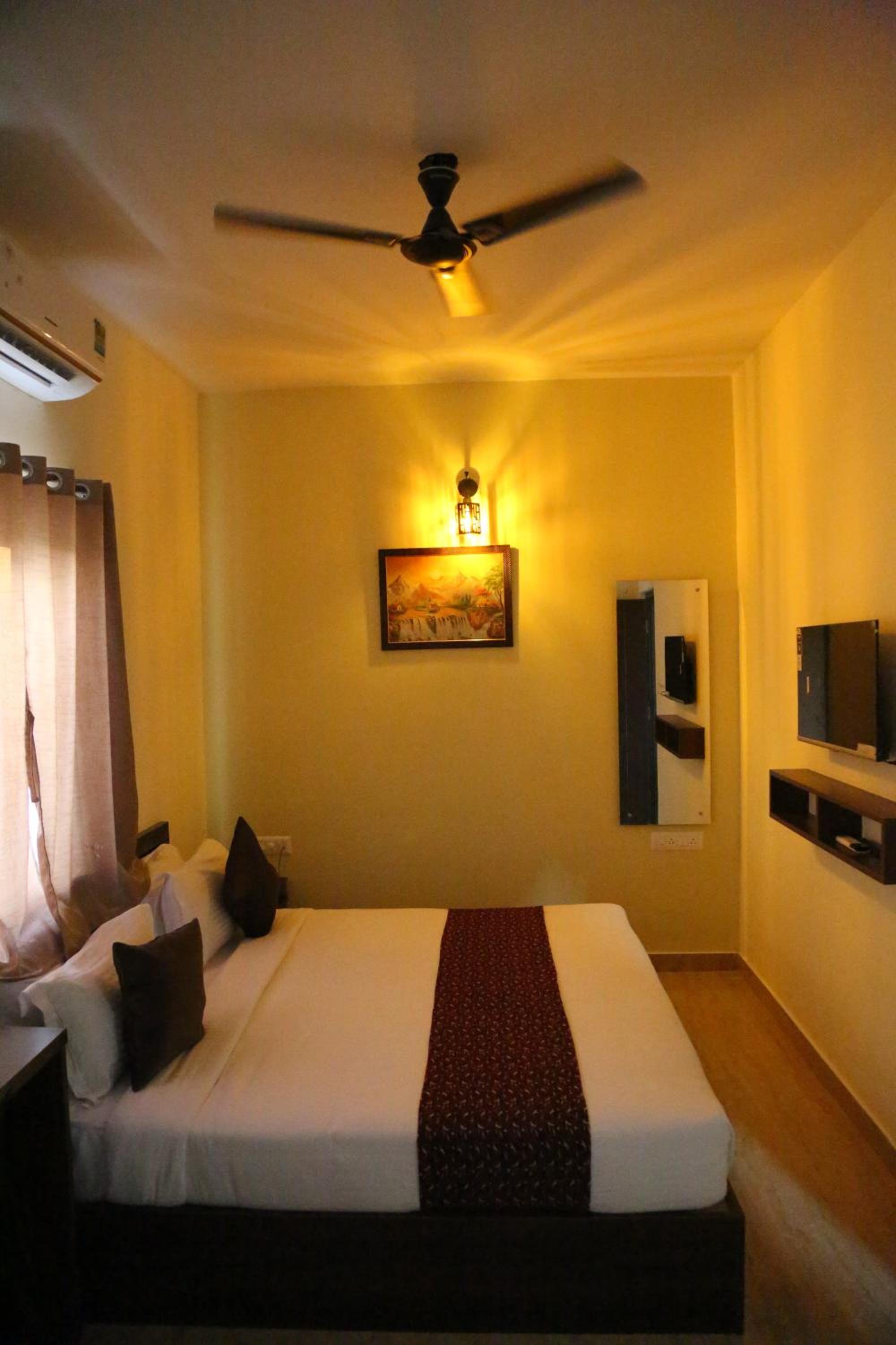 Standard Double Room with Fan - Photo 12