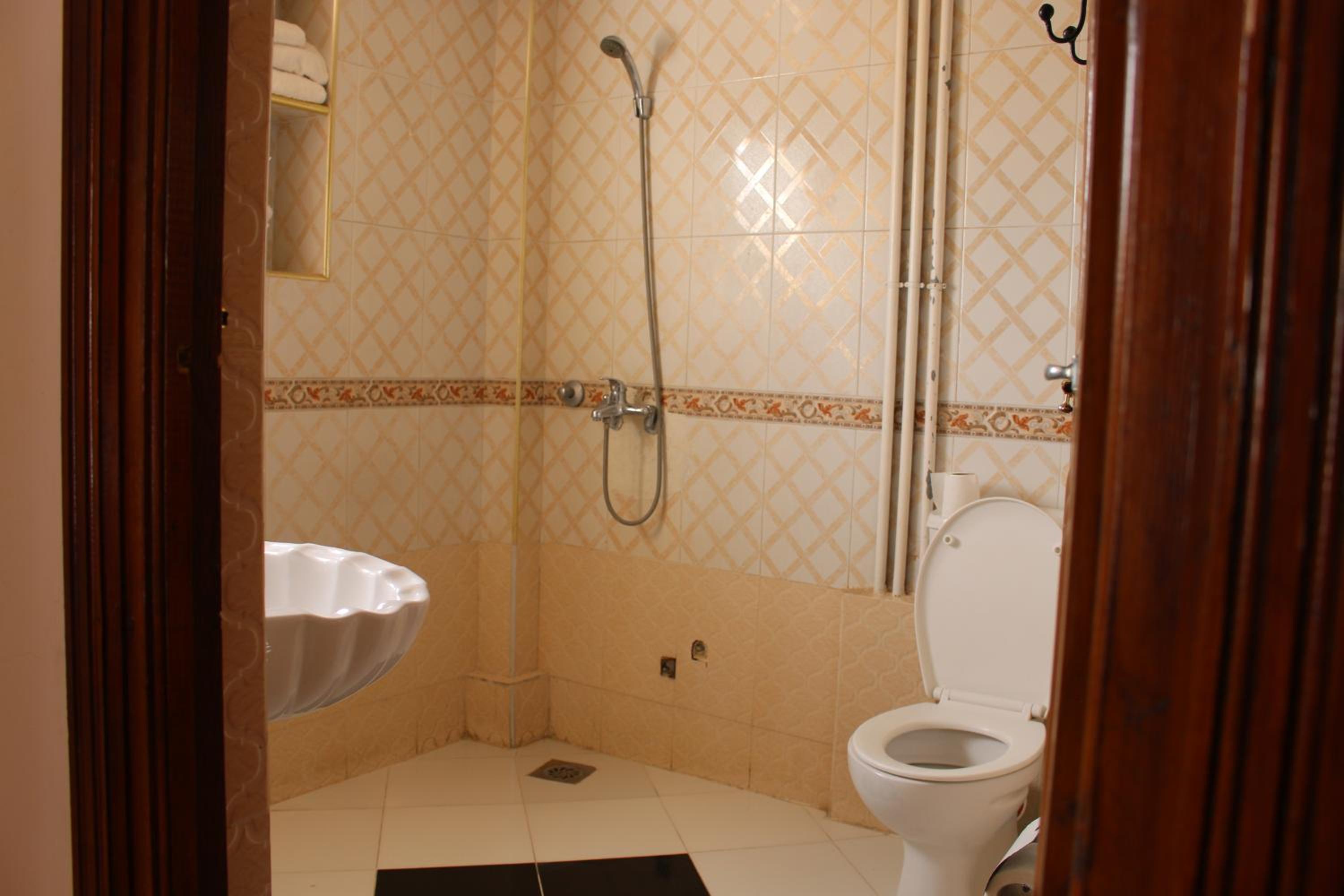 Double Room with Private Bathroom - Photo 22