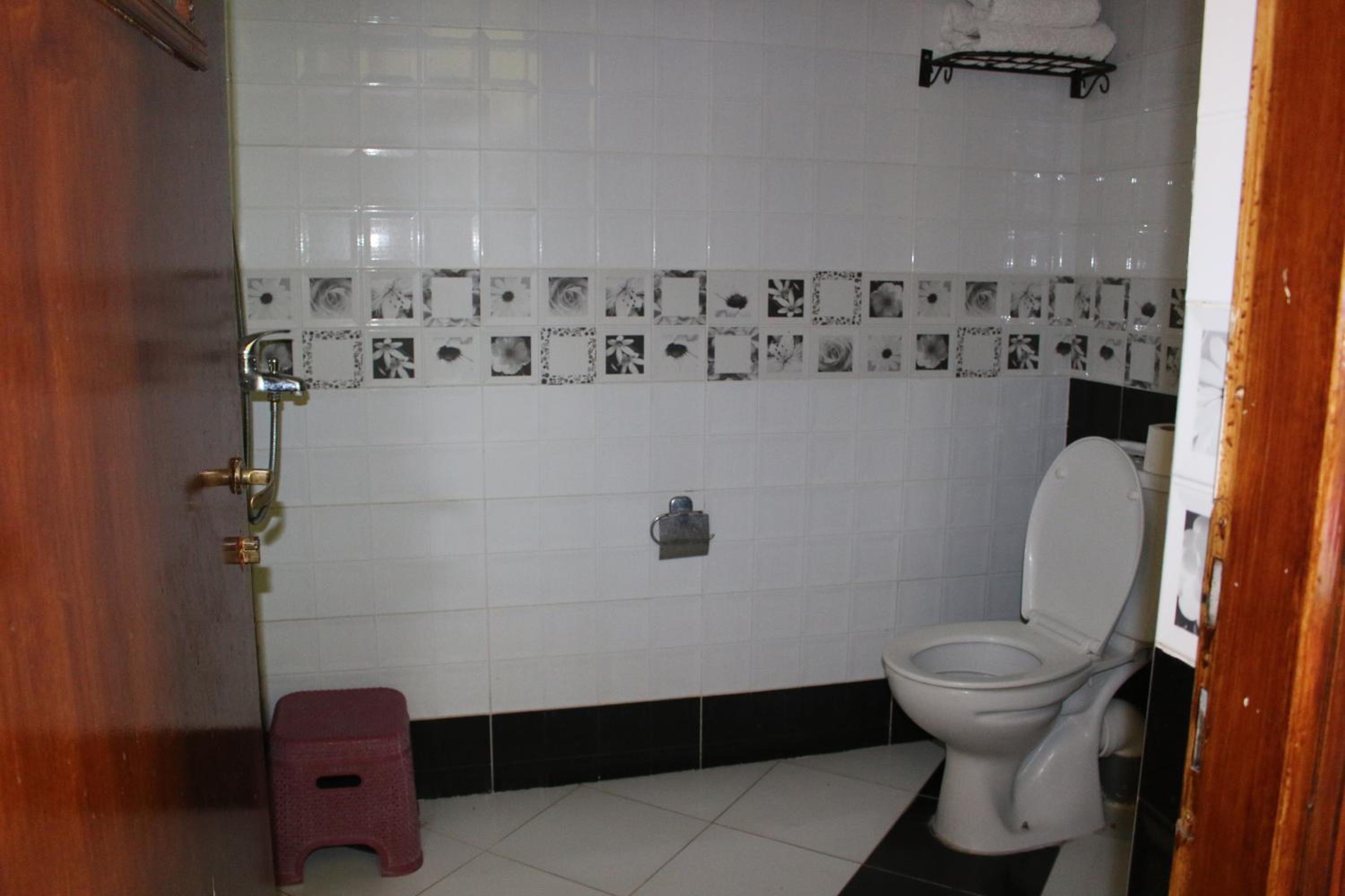 Family Room with Private Bathroom - Photo 5