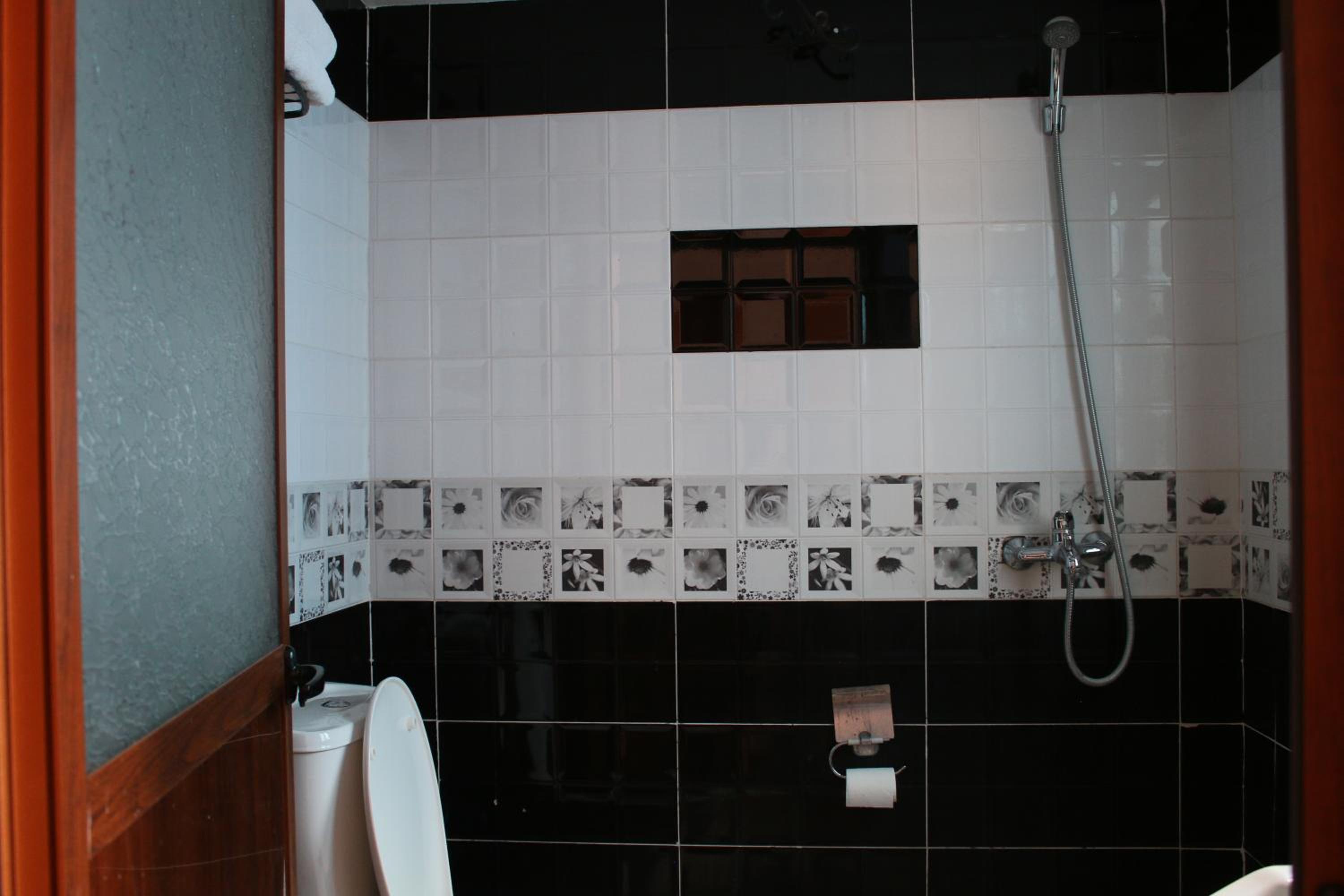 Family Room with Private Bathroom - Photo 6