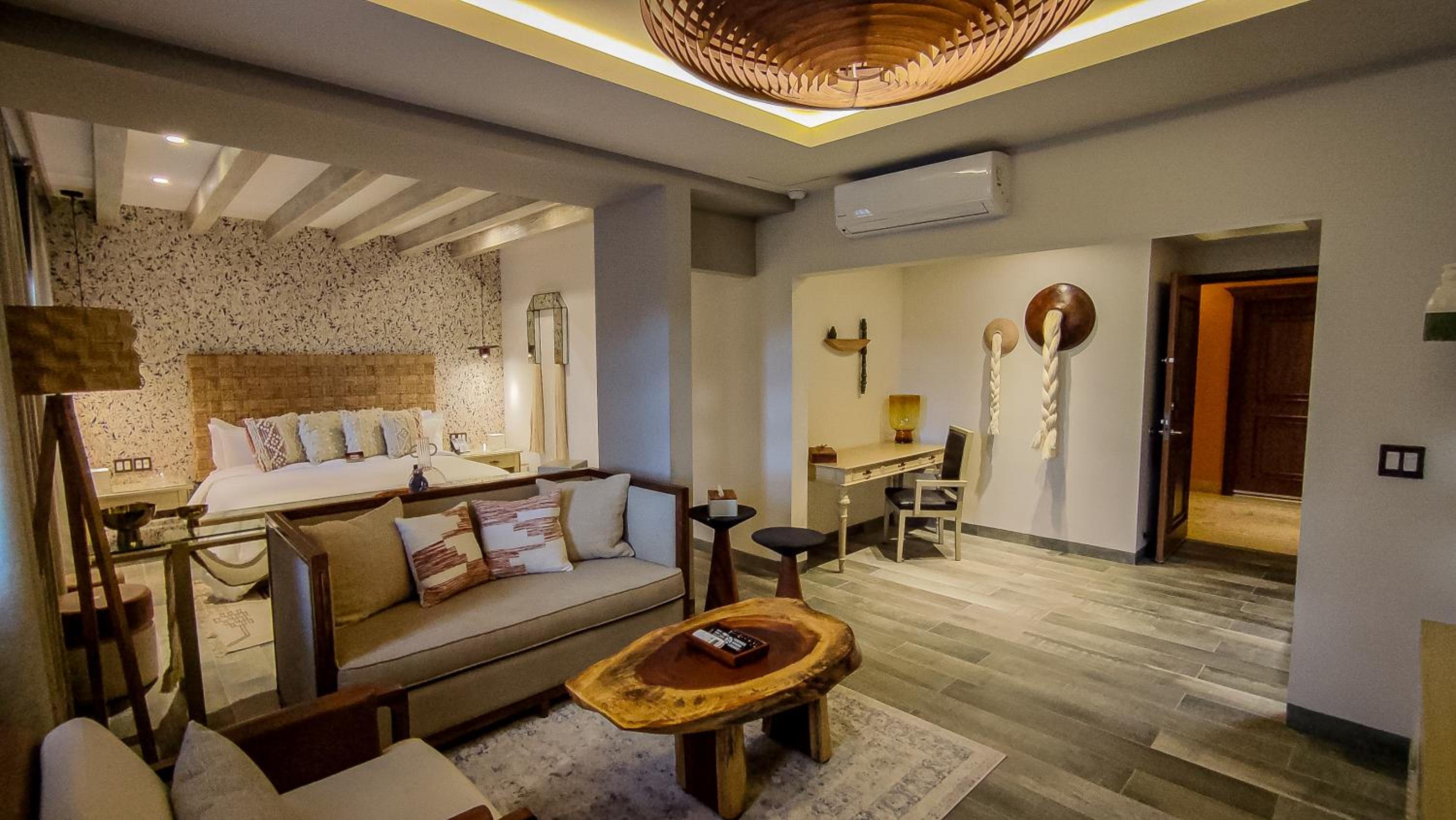 Suite - Photo 1