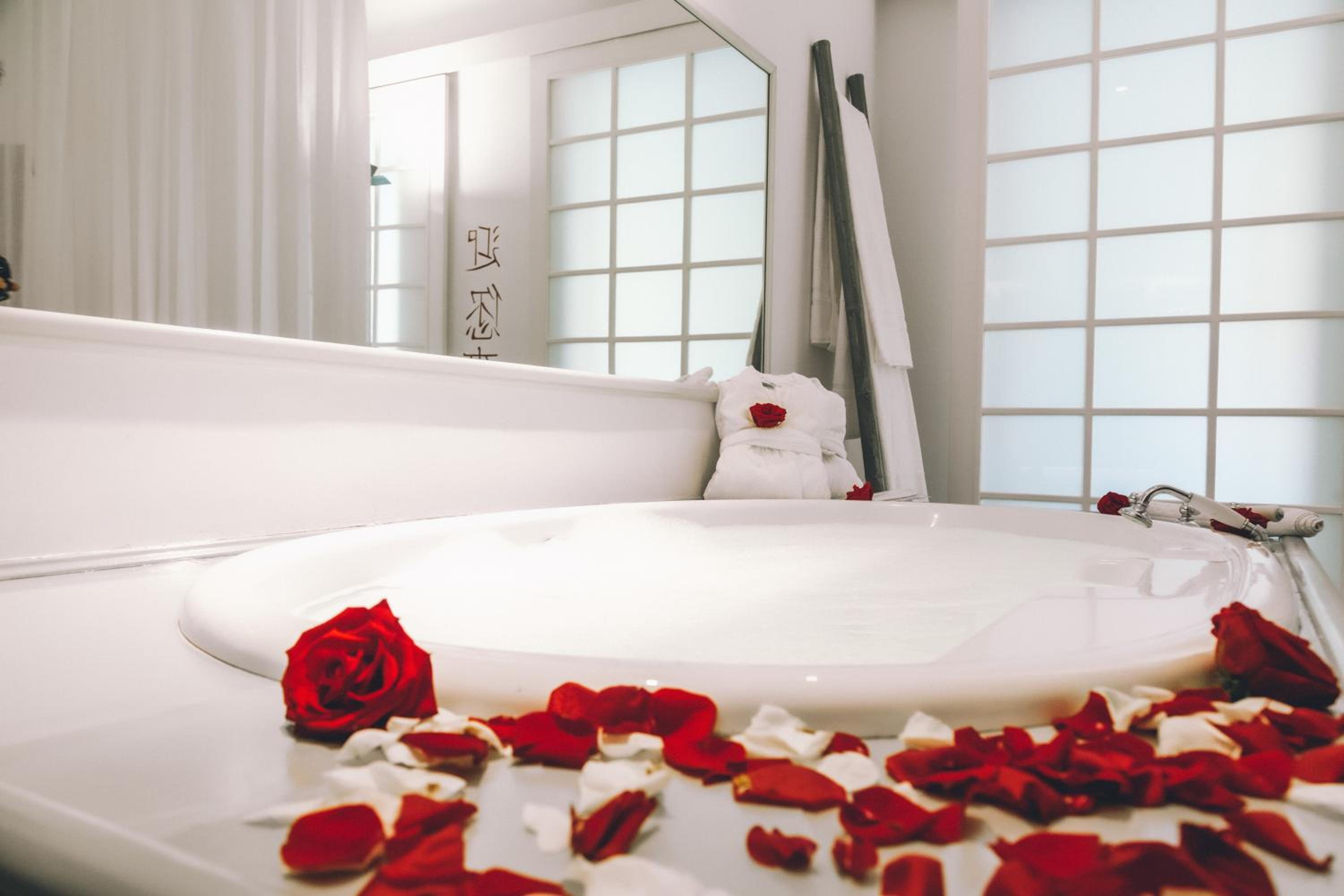 Deluxe Double Room with Bath - Photo 3