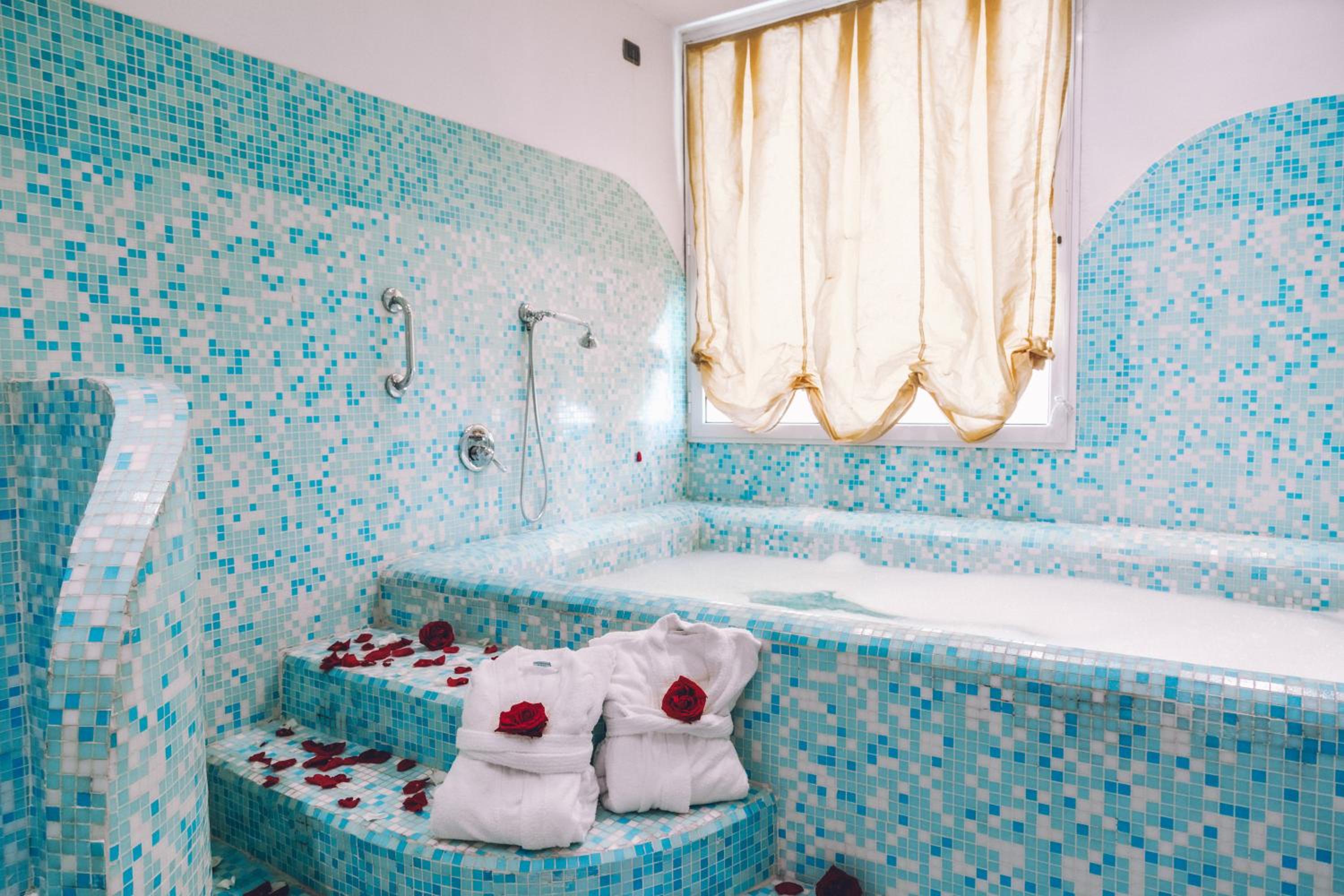 Deluxe Double Room with Bath photo 3