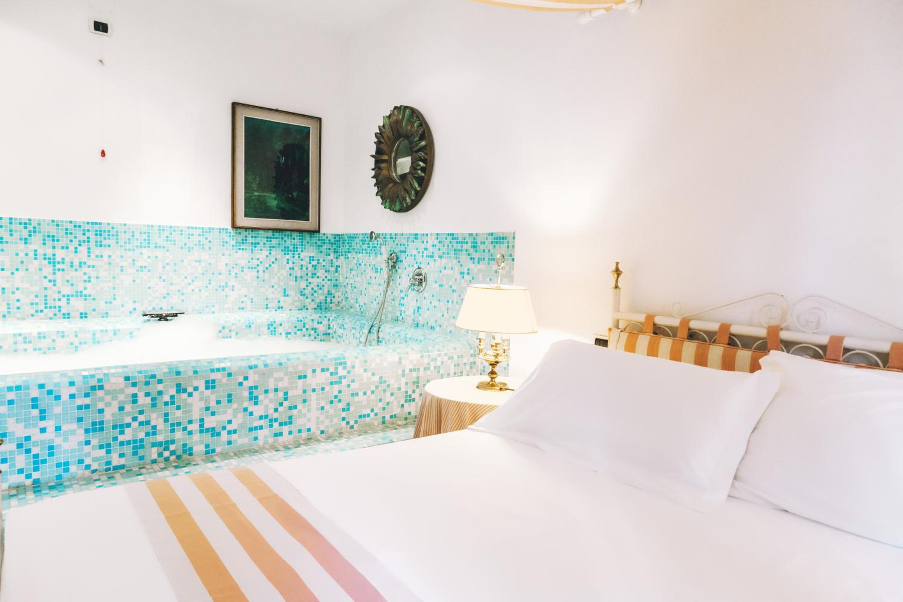 Deluxe Double Room with Bath photo 2