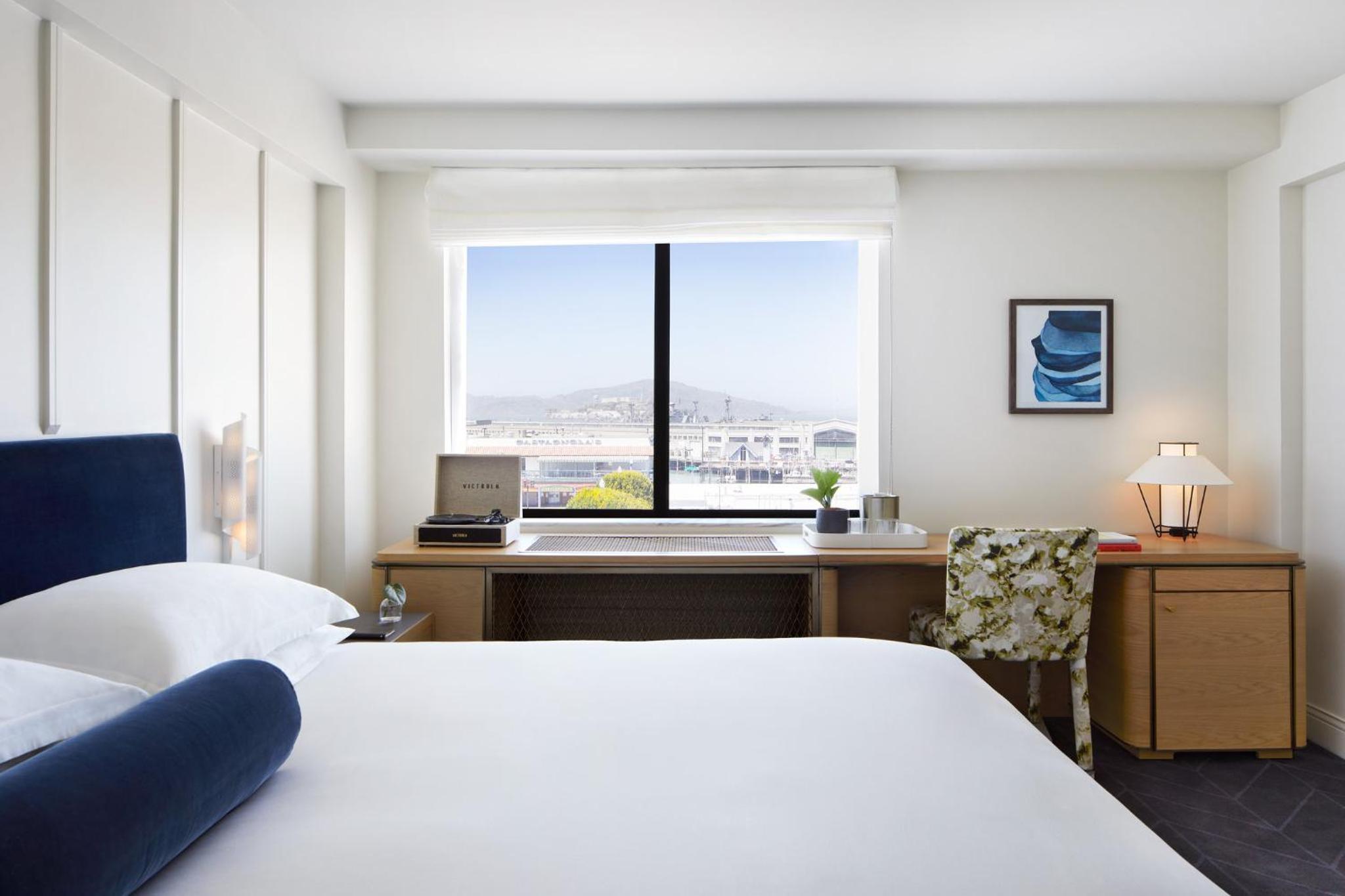 Premium King Room with Bay View - Photo 6