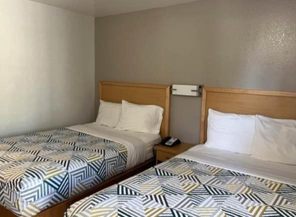 Queen Room with Two Queen Beds - Non-Smoking - Photo 2