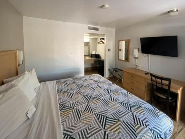 King Room - Non-Smoking - Photo 1