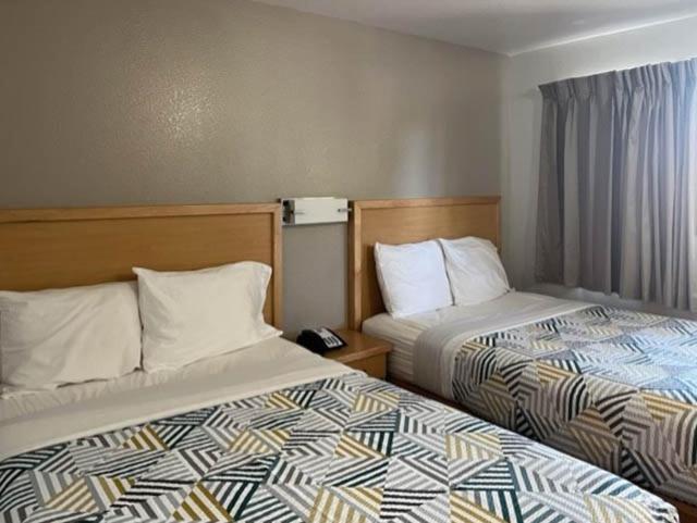 Queen Room with Two Queen Beds - Non-Smoking - Photo 3