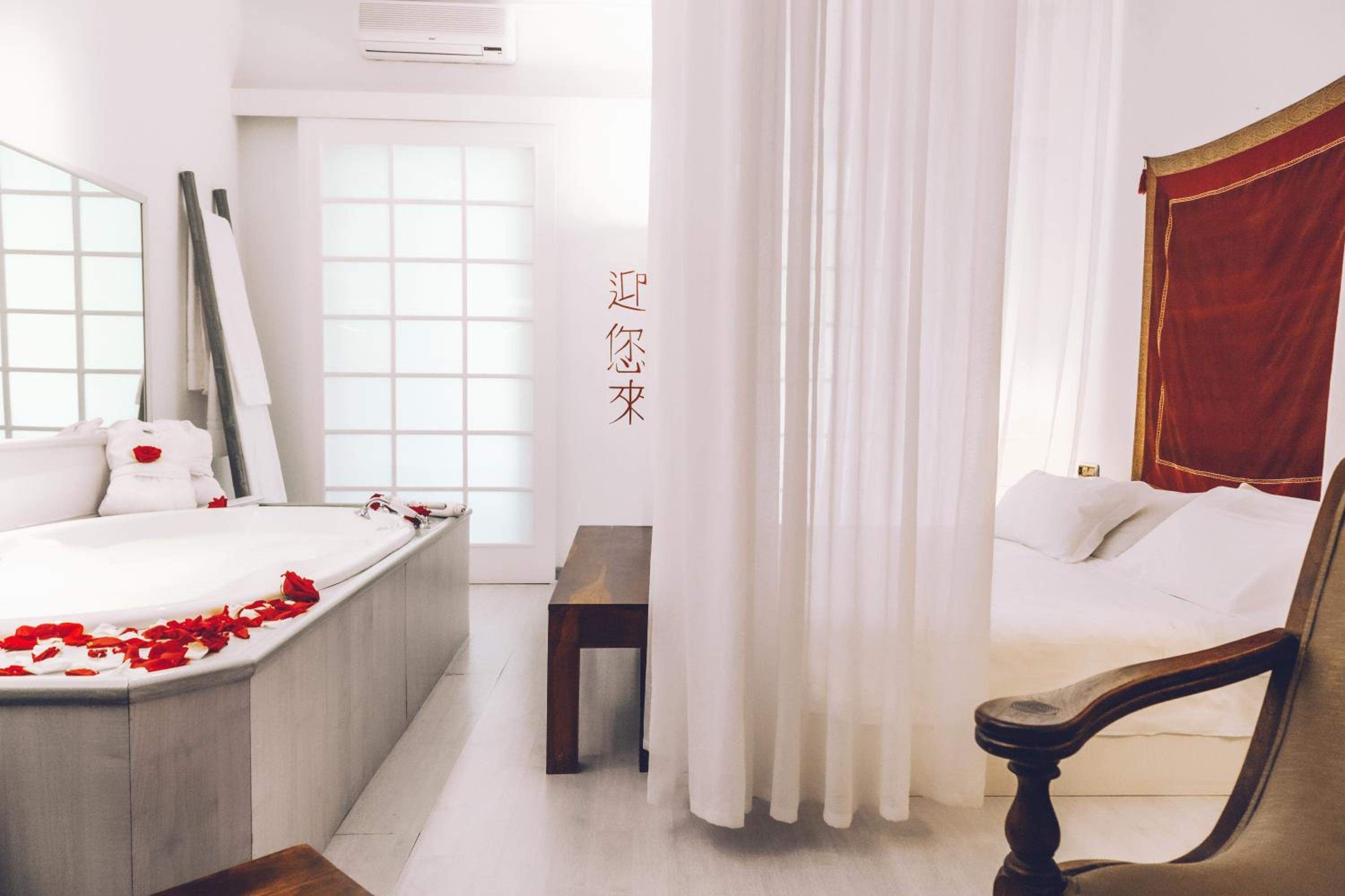 Deluxe Double Room with Bath - Photo 1