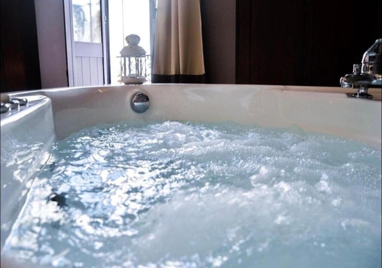 Queen Suite with Spa Bath - Photo 3