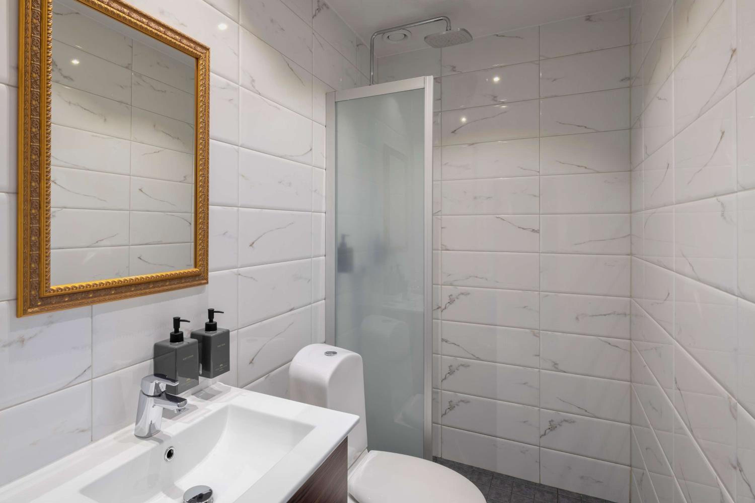 Standard King Room with Sea View - Non-Smoking thumbnail 5