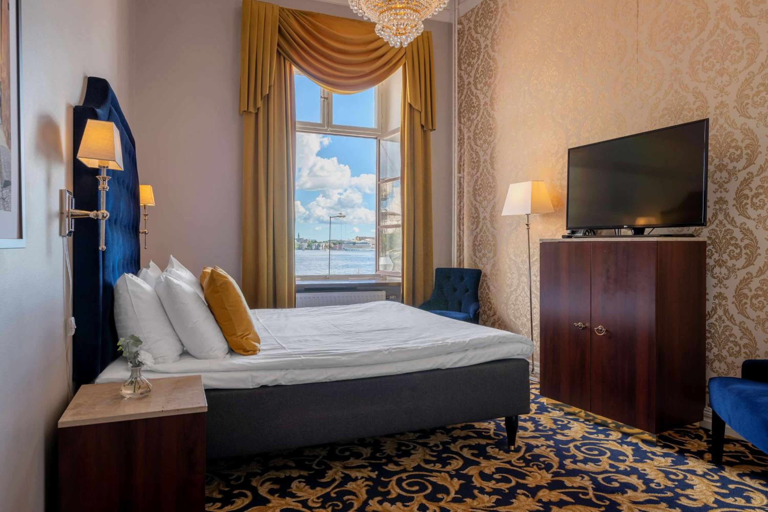Standard King Room with Sea View - Non-Smoking
