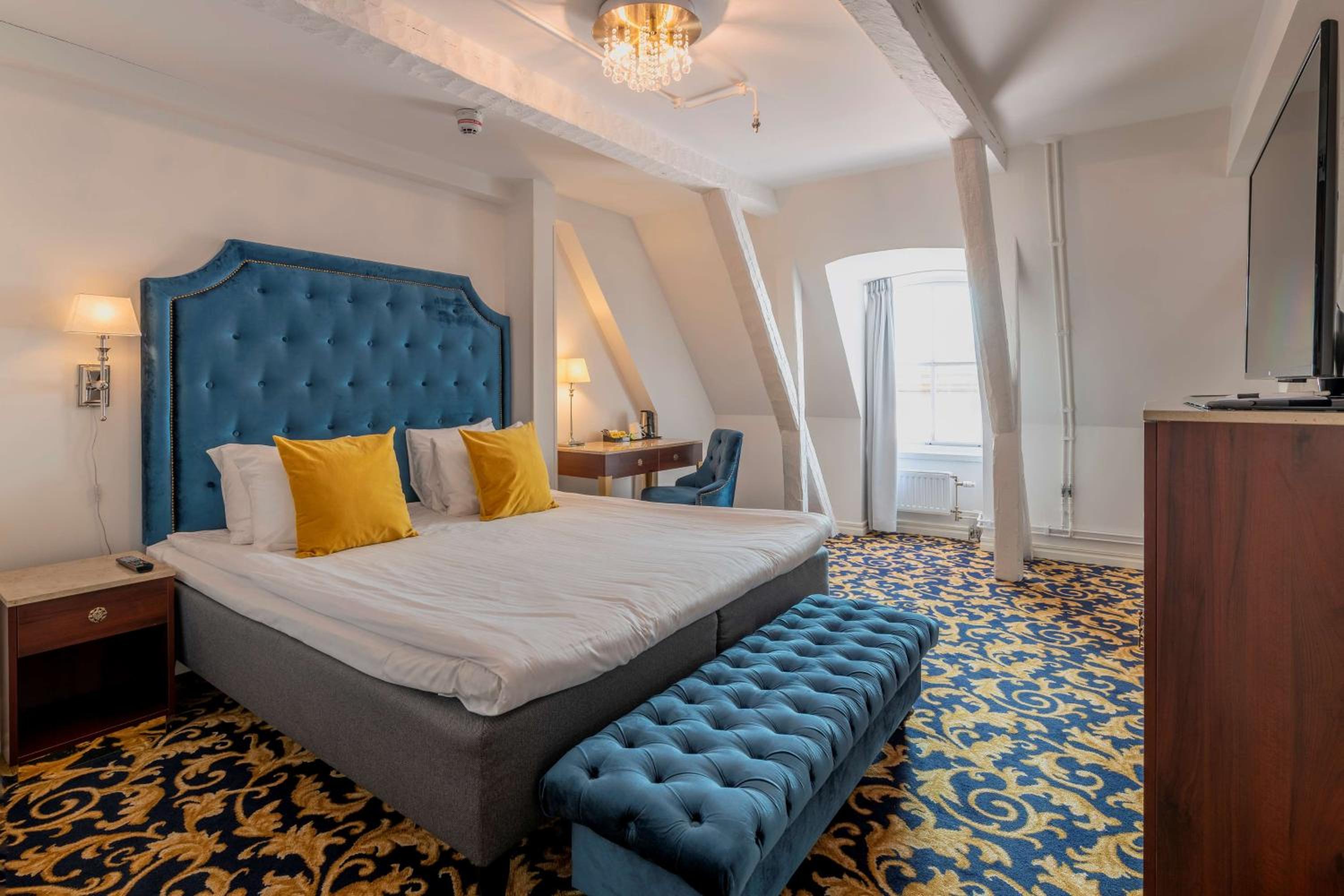 Deluxe King Room with Sofa Bed - Non-Smoking thumbnail 5