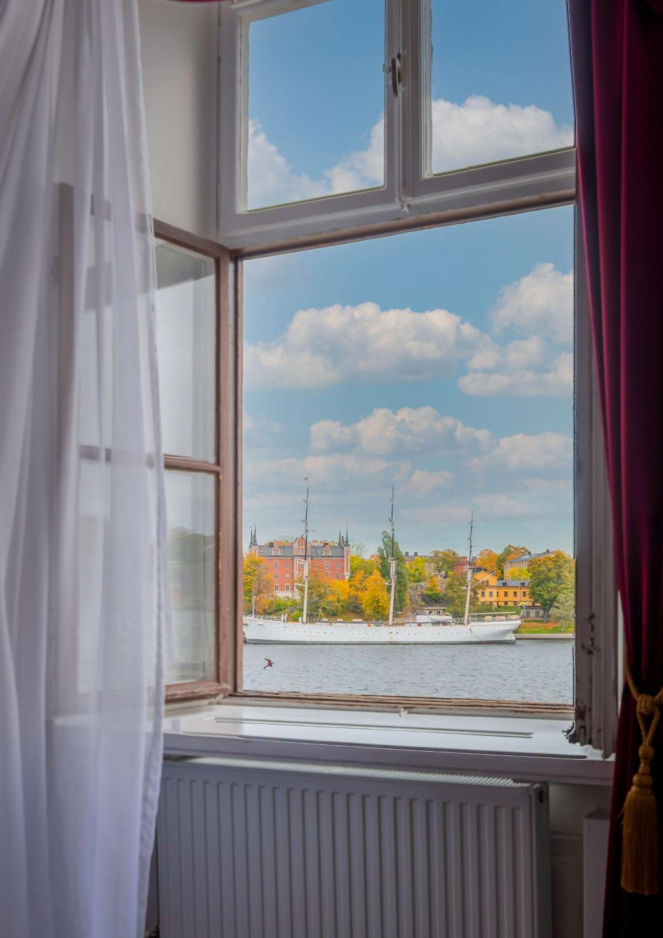 Available room thumbnail 6
