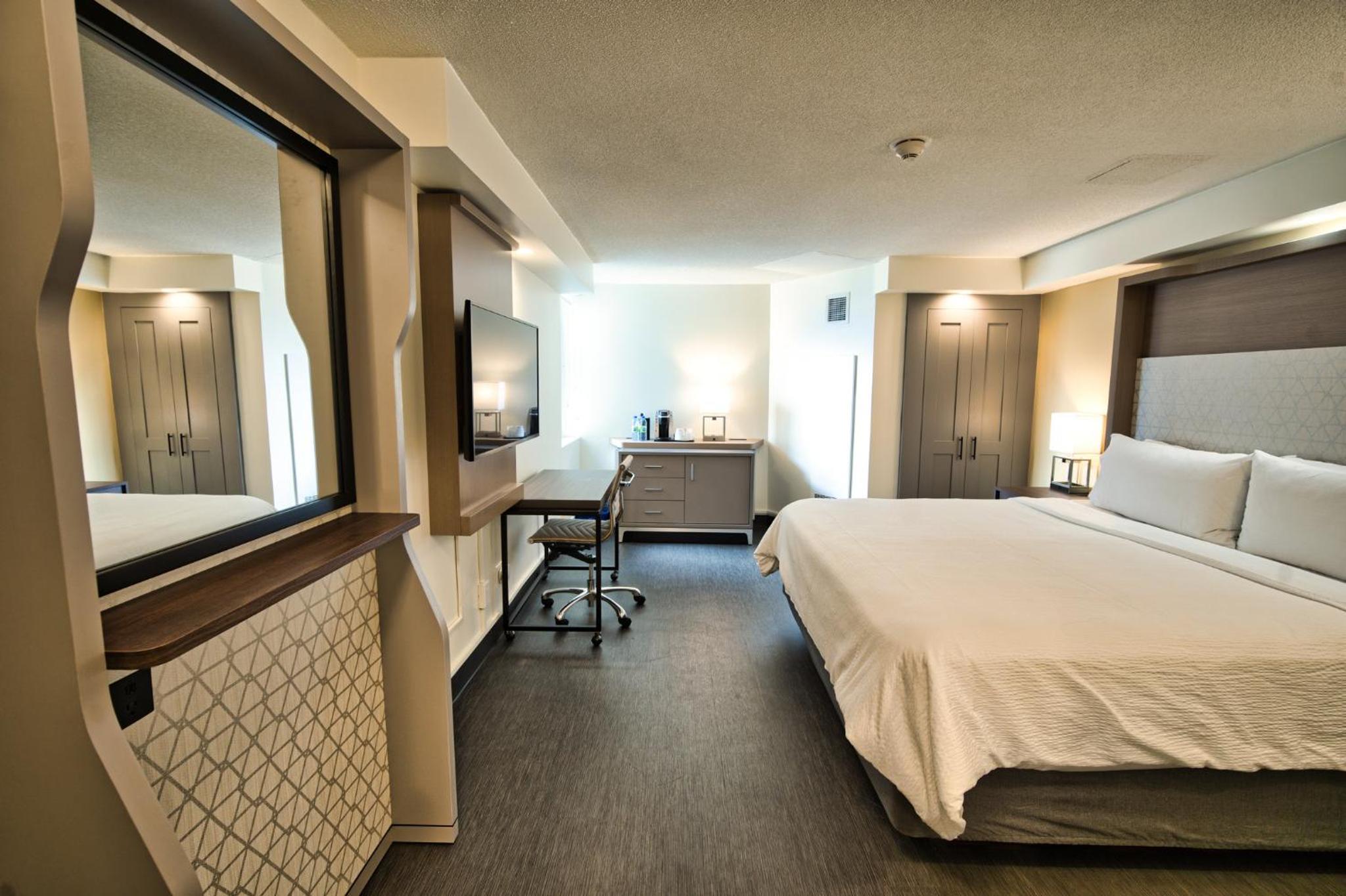 Premium King Room - Photo 11