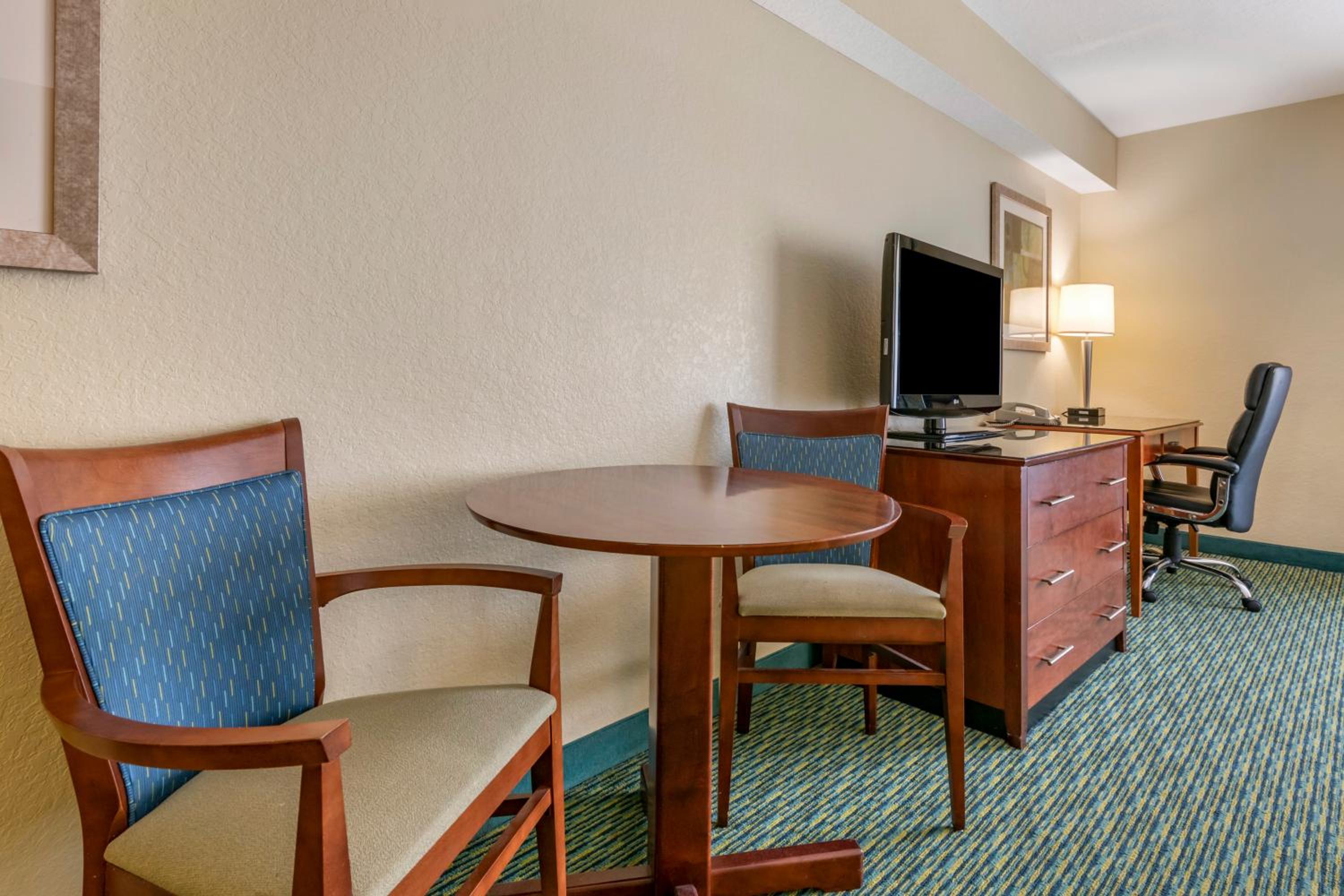 Queen Room with Two Queen Beds- Hearing Accessible Roll in Shower/Non-Smoking