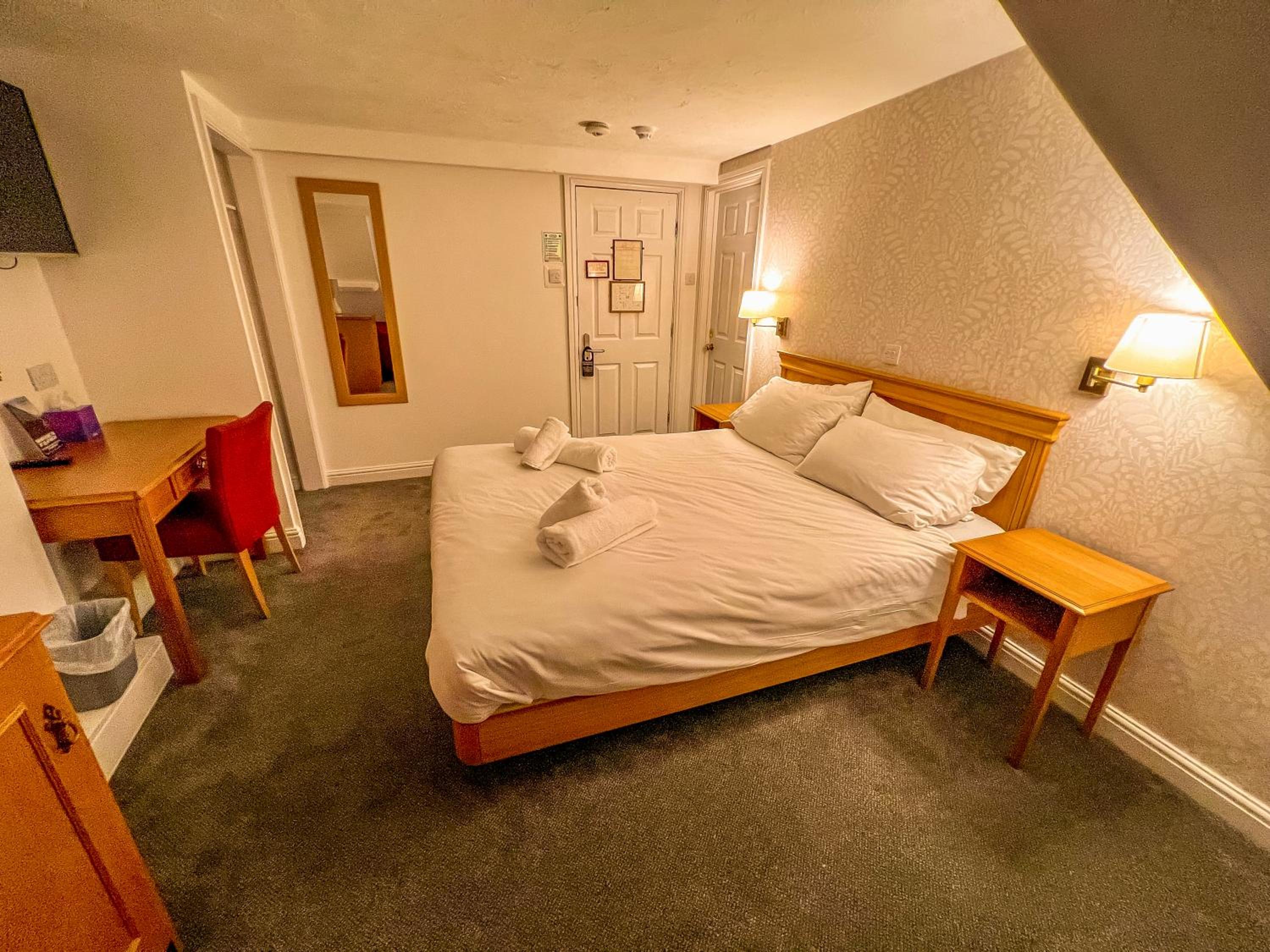 Deluxe Double Room with Shower - Photo 12