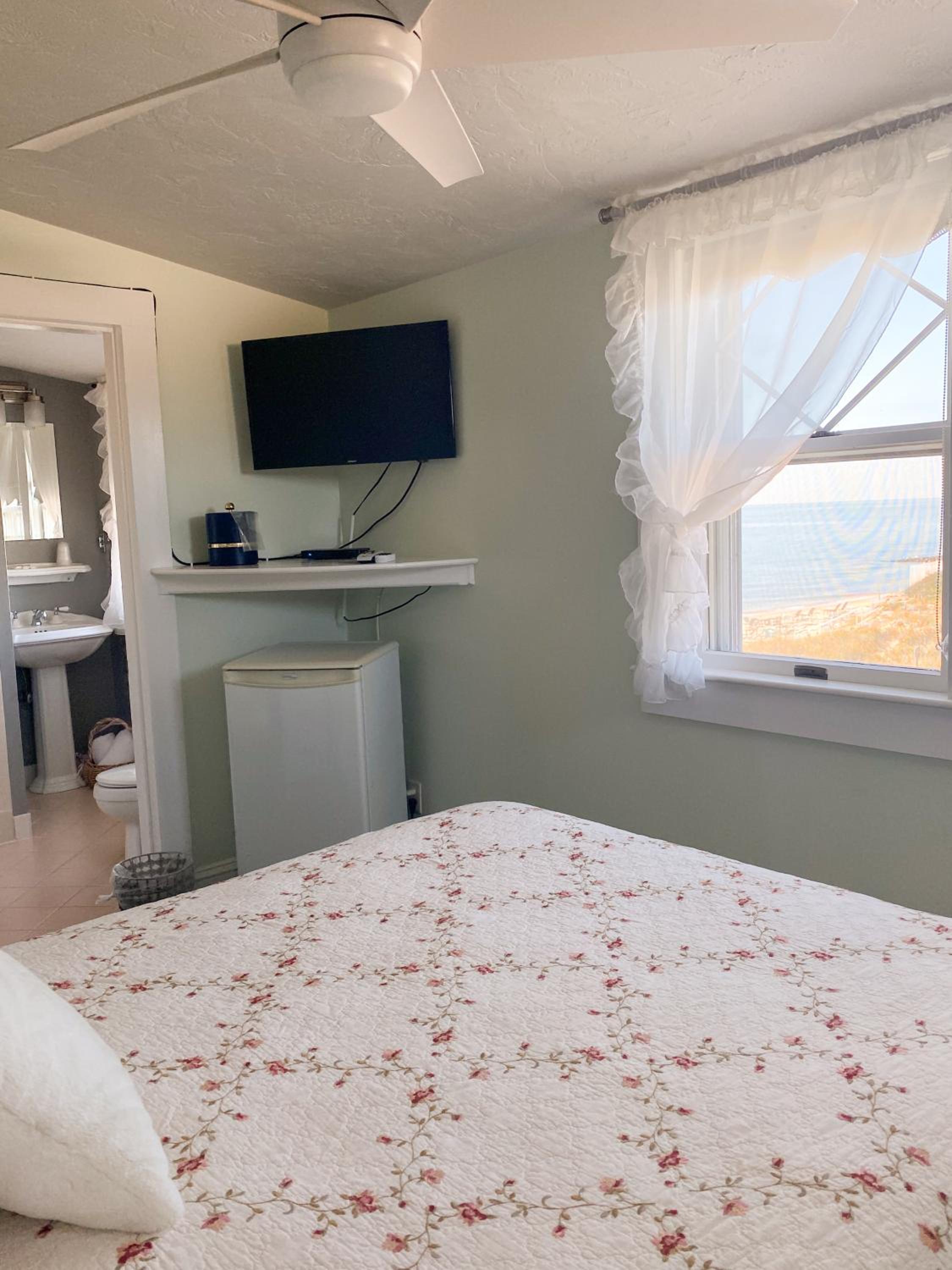 Queen Room with One Queen Bed and Partial Ocean Views – 310