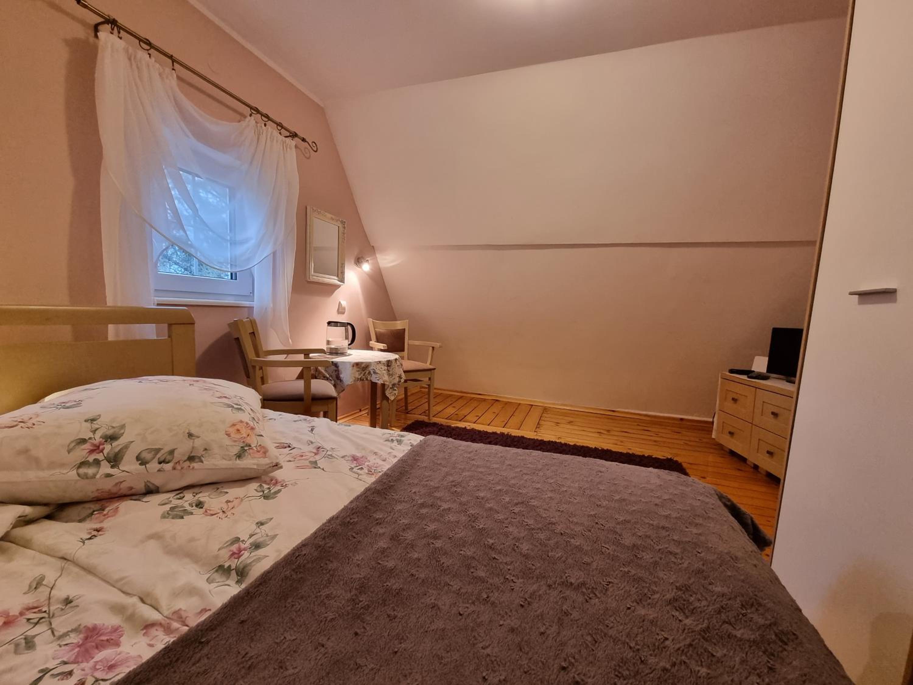 Economy Triple Room with Shared Bathroom photo 3