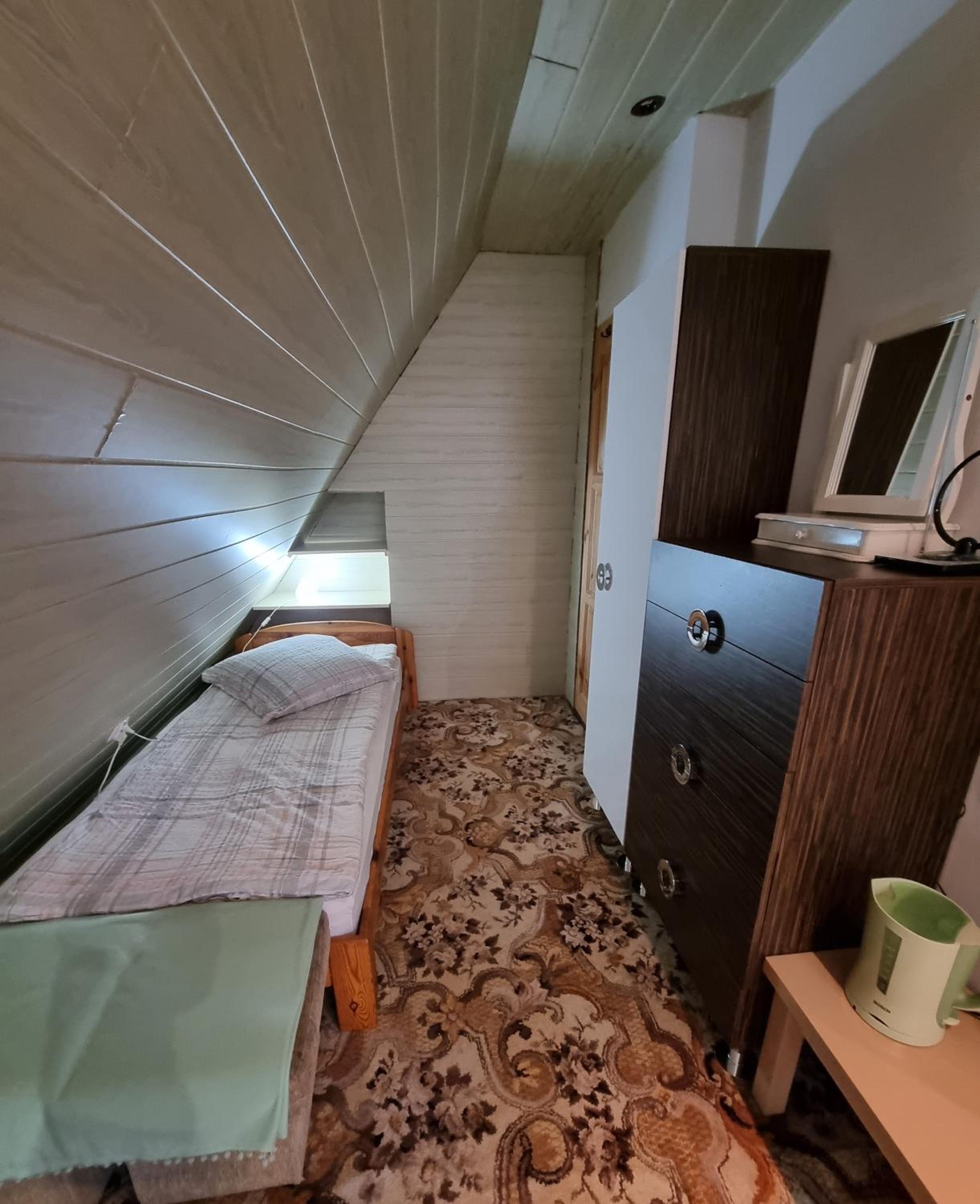 Family Room with Shared Bathroom photo 2
