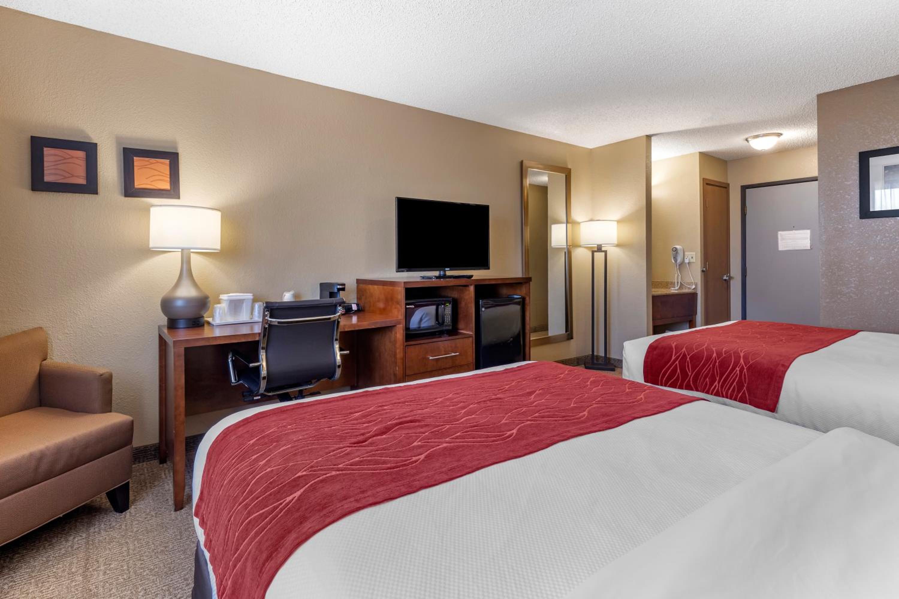 Queen Room with Two Queen Beds - Non-Smoking photo 3