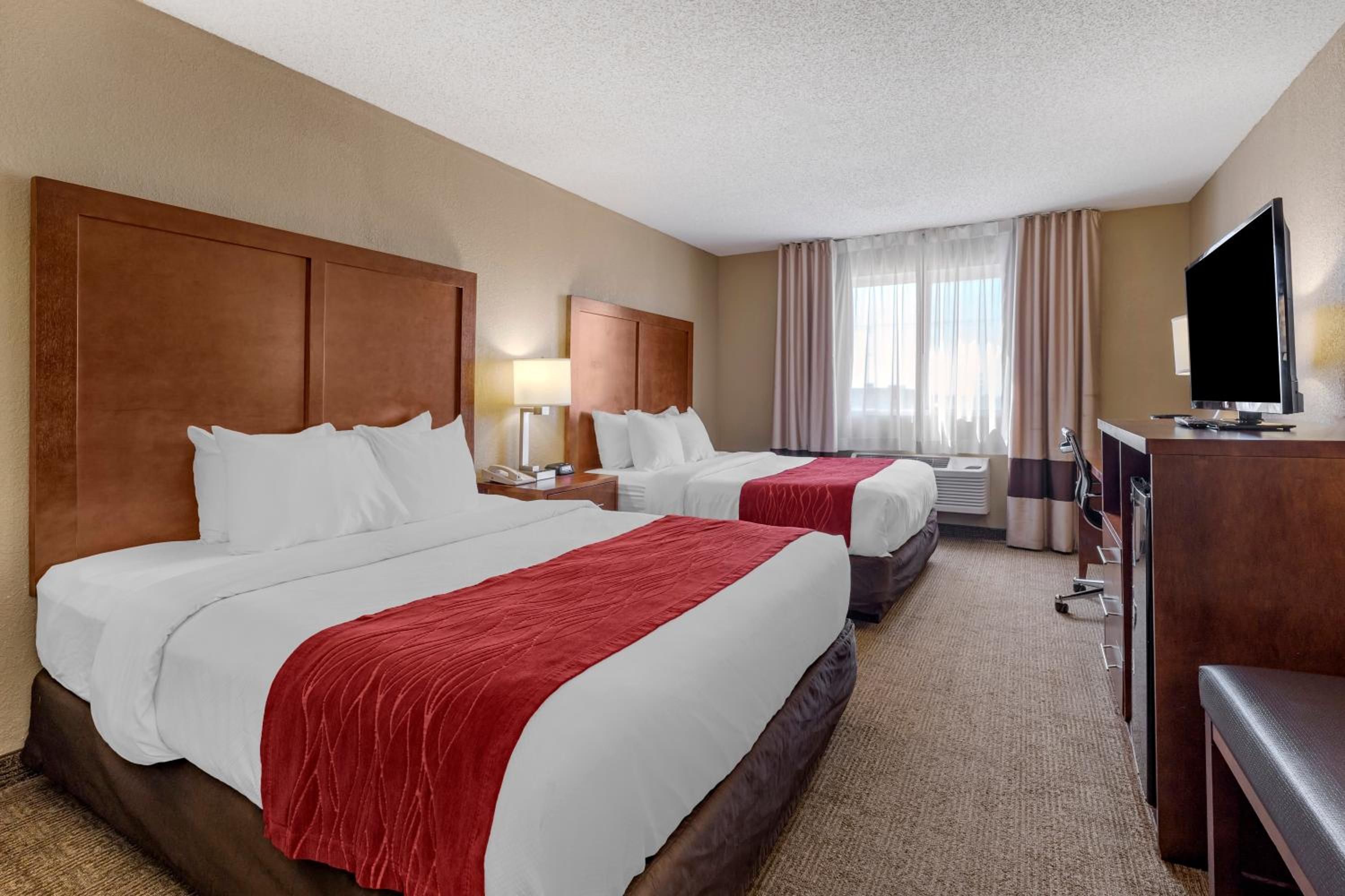Queen Suite with Two Queen Beds - Non-Smoking photo 1