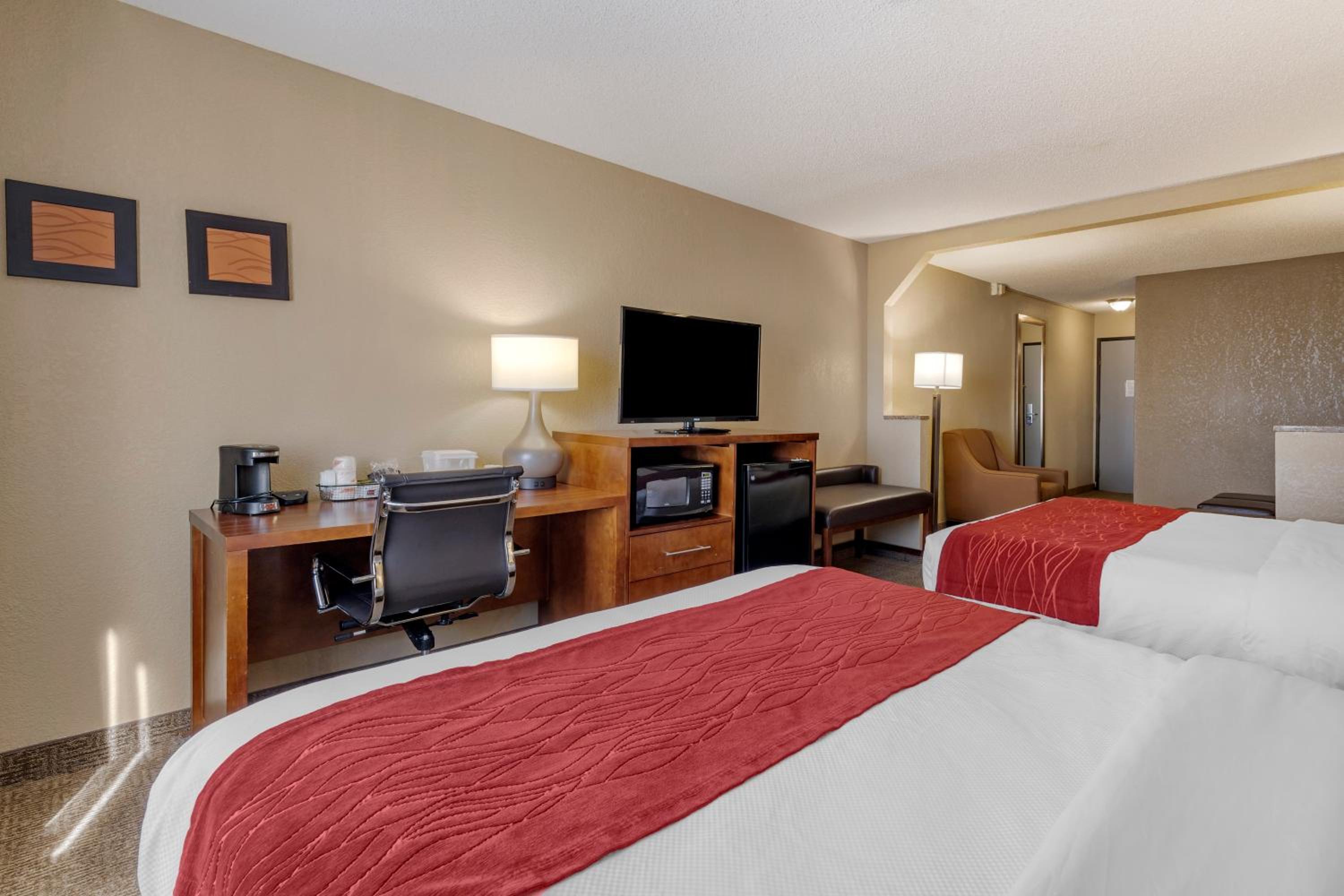 Queen Suite with Two Queen Beds - Non-Smoking photo 2