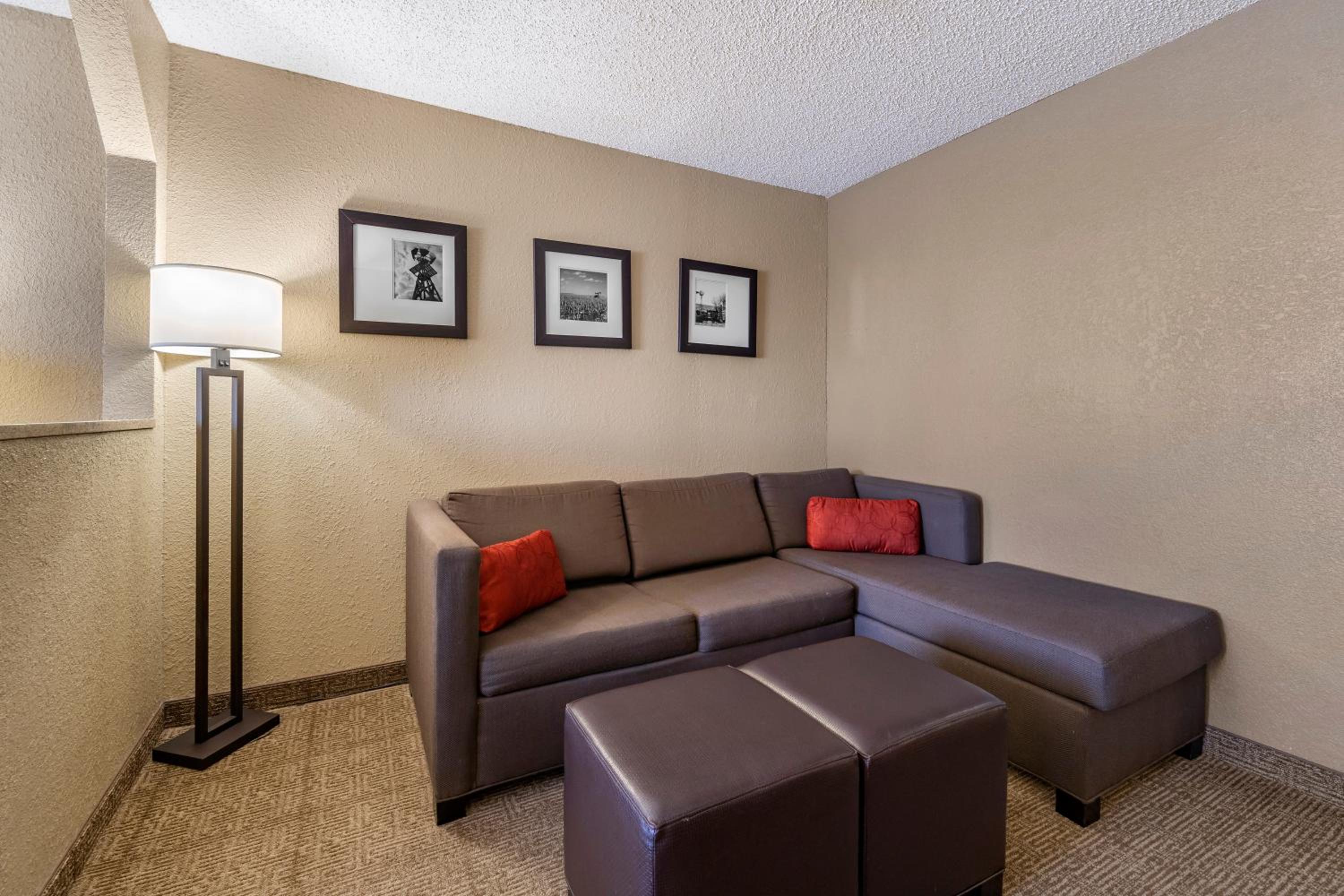 Queen Suite with Two Queen Beds - Non-Smoking photo 3