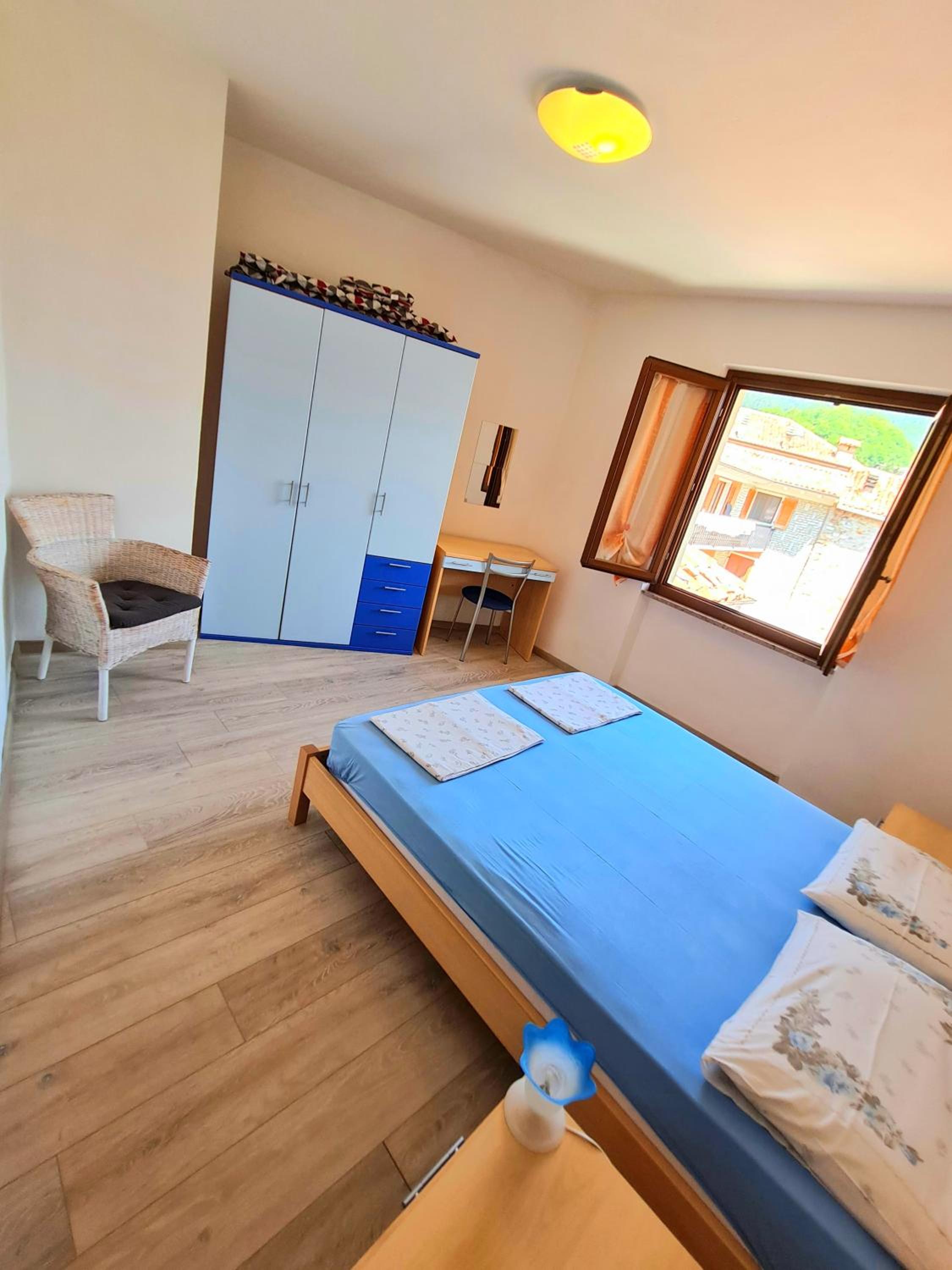 One-Bedroom Apartment with Lake View