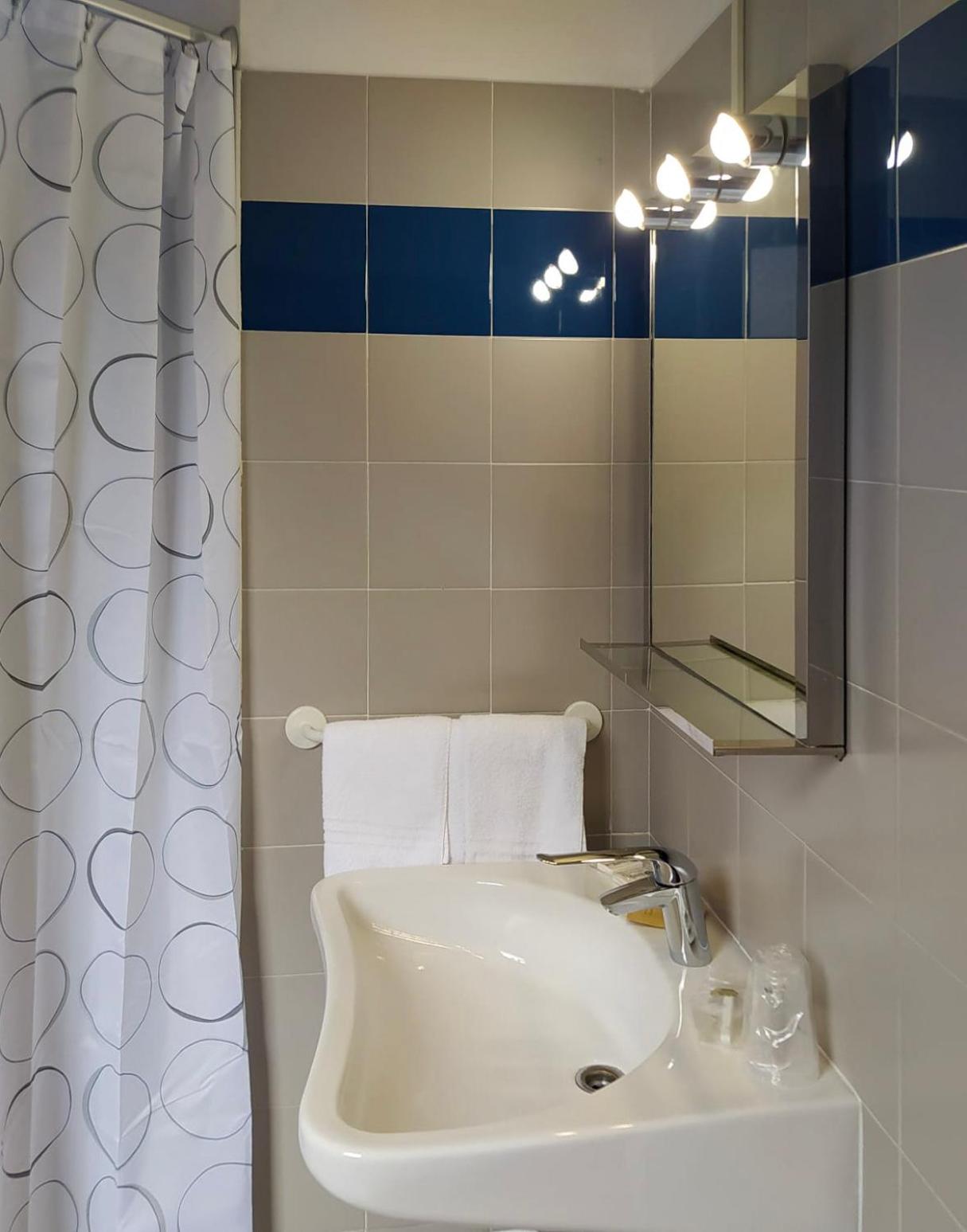 Twin Room - Disability Access photo 2