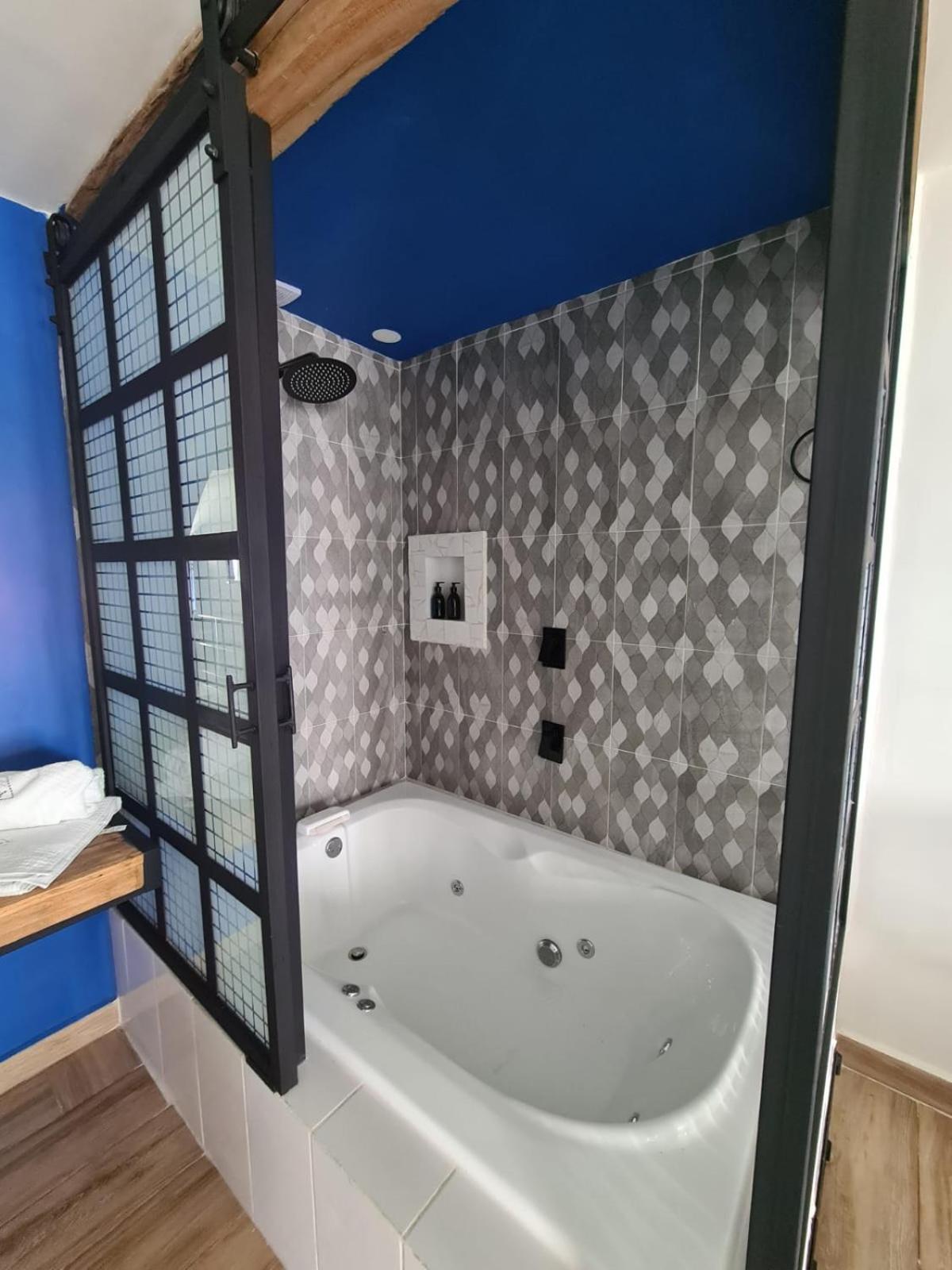 Deluxe Double Room with Bath photo 3