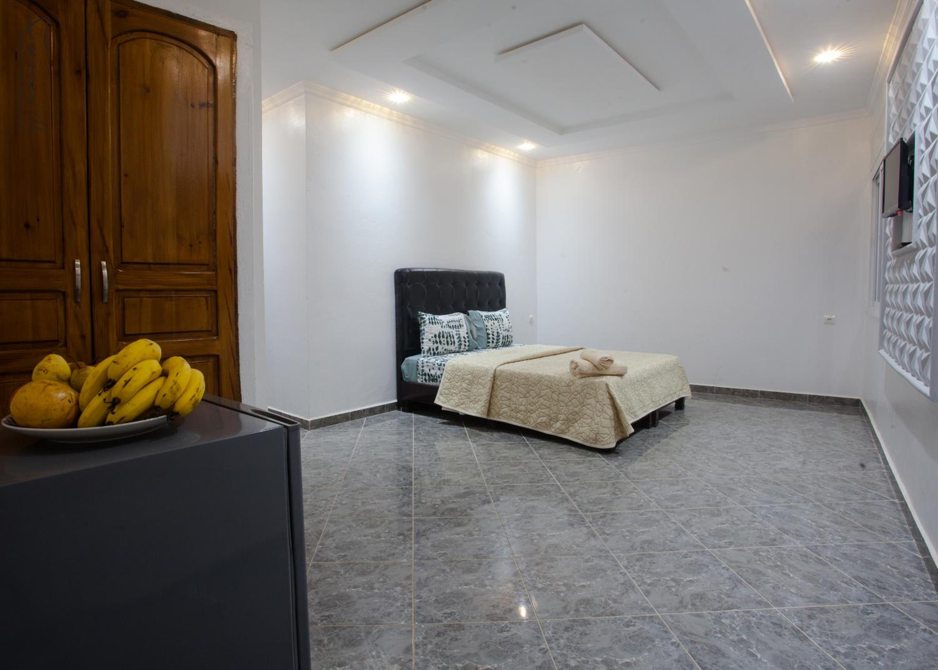 Quadruple Room with Shower - Photo 8