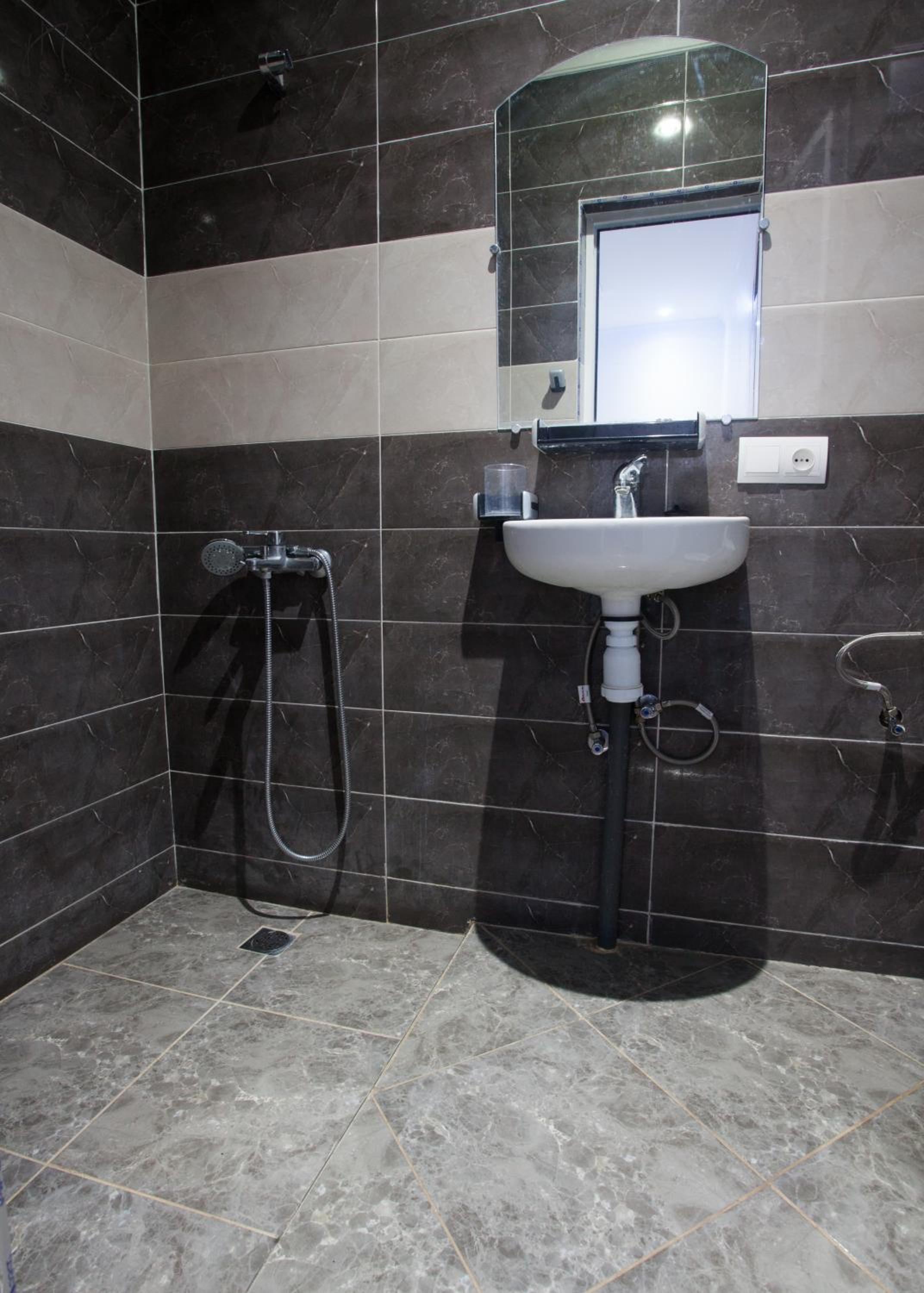 Quadruple Room with Shower - Photo 4