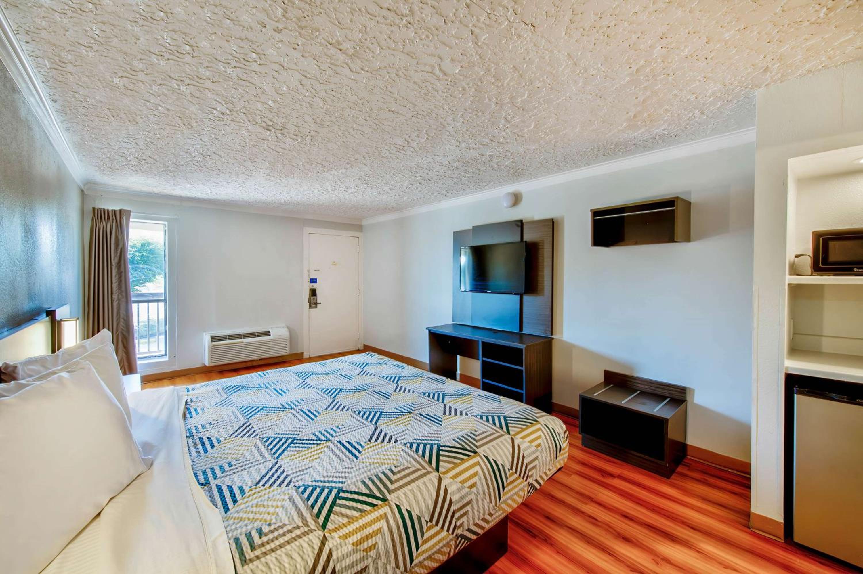 King Room - Disability Access - Non-Smoking - Photo 4