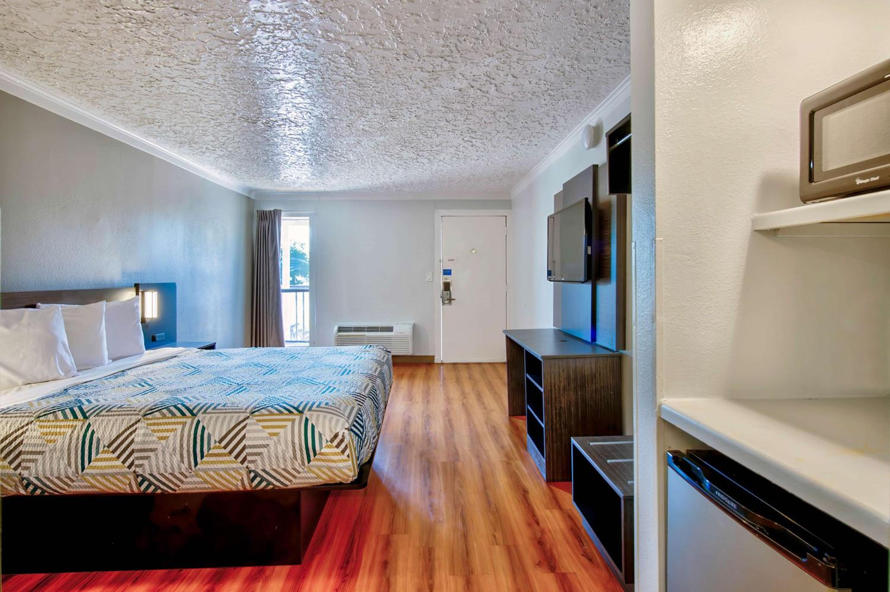 King Room - Disability Access - Non-Smoking - Photo 3